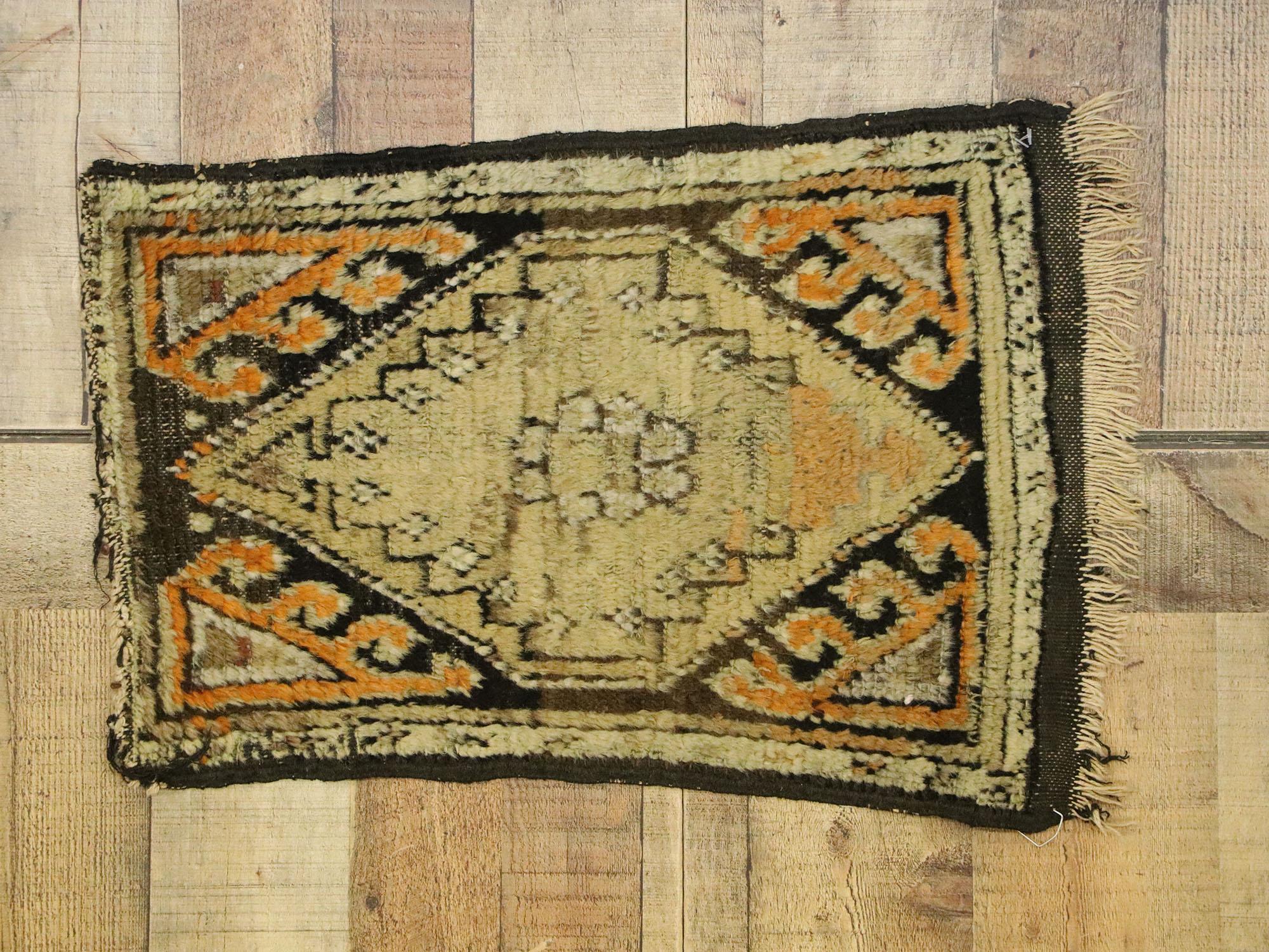 Antiker türkischer Oushak-Teppich, Timeless Appeal trifft auf stilvolle Langlebigkeit im Angebot 1