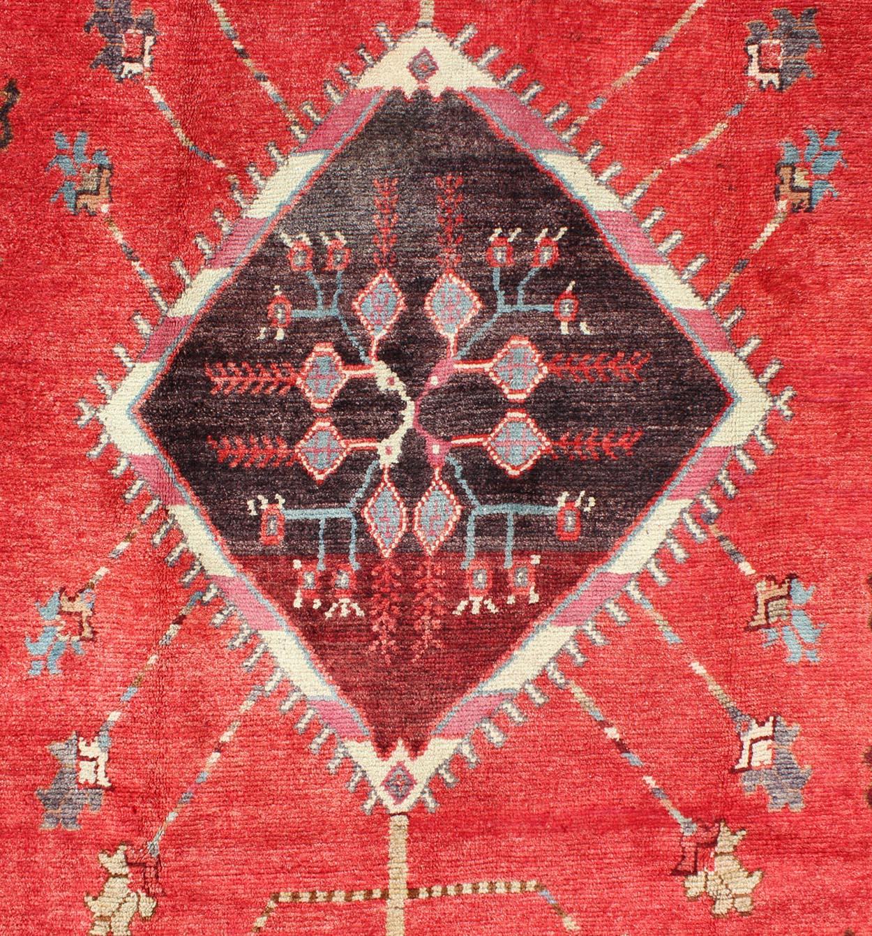 Mesures : 5'8 x 9'9
Ancien tapis turc en oushak avec médaillon en diamant à dents de scie 5'8 x 9'9 Ancien tapis turc en oushak. Keivan Woven Arts /  tapis/EN-1065 origine/turquie  kwarugs

La taille unique et allongée de ce tapis turc est mise en