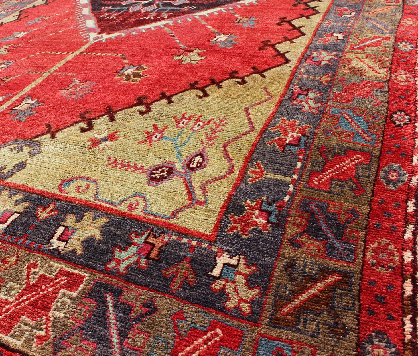 Turc Tapis turc ancien d'Oushak avec médaillon en forme de diamant taillé 5'8 x 9'9 en vente
