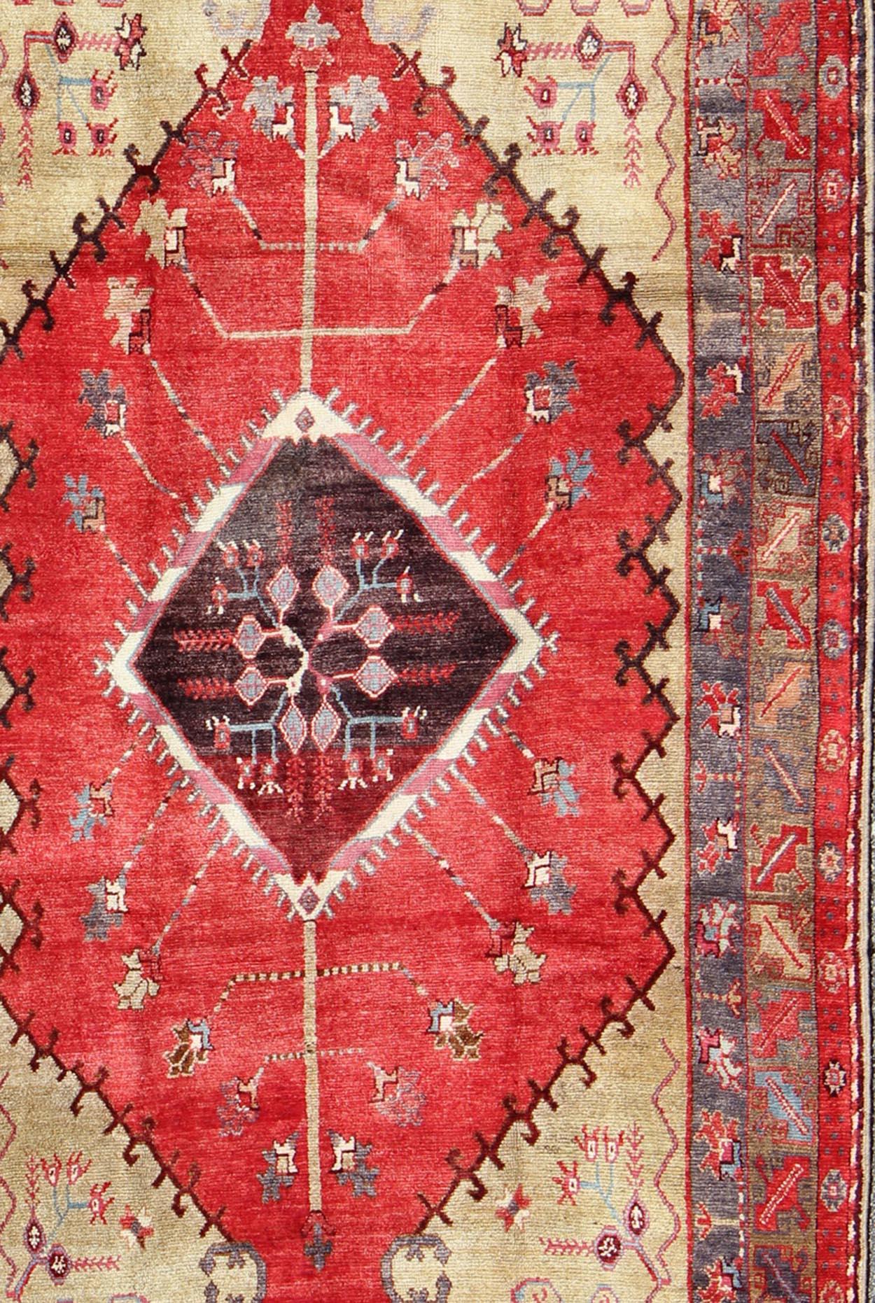 Noué à la main Tapis turc ancien d'Oushak avec médaillon en forme de diamant taillé 5'8 x 9'9 en vente