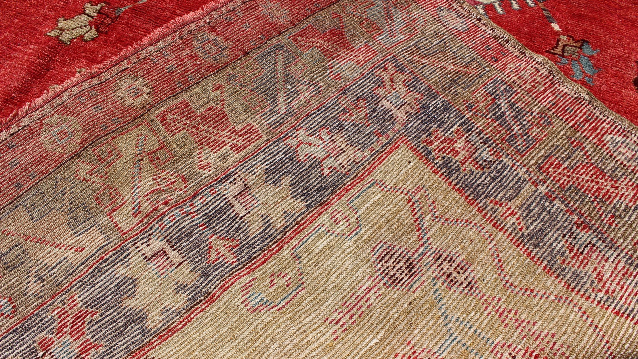 Tapis turc ancien d'Oushak avec médaillon en forme de diamant taillé 5'8 x 9'9 Bon état - En vente à Atlanta, GA