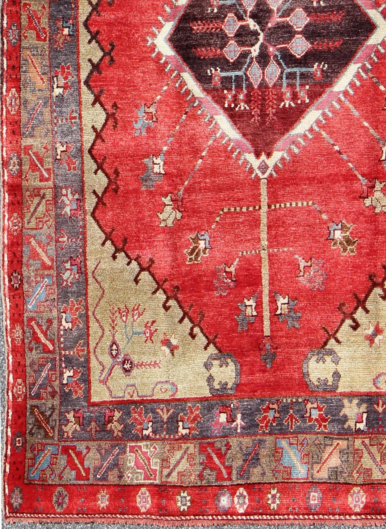 20ième siècle Tapis turc ancien d'Oushak avec médaillon en forme de diamant taillé 5'8 x 9'9 en vente