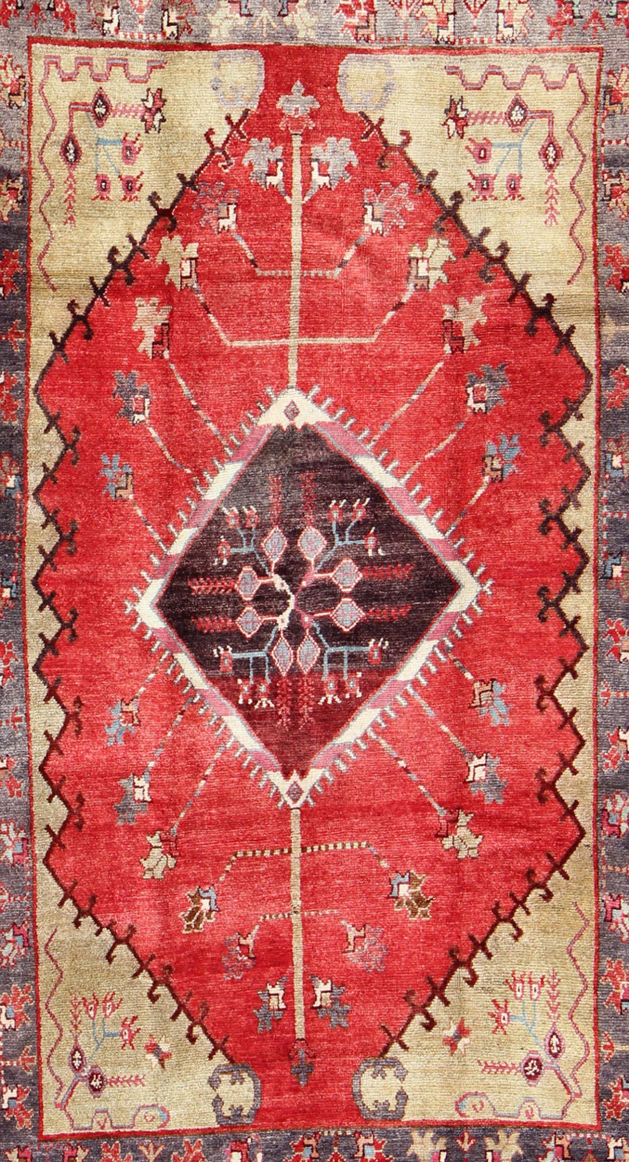 Laine Tapis turc ancien d'Oushak avec médaillon en forme de diamant taillé 5'8 x 9'9 en vente