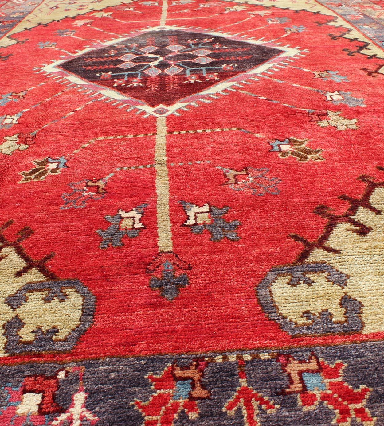 Tapis turc ancien d'Oushak avec médaillon en forme de diamant taillé 5'8 x 9'9 en vente 1