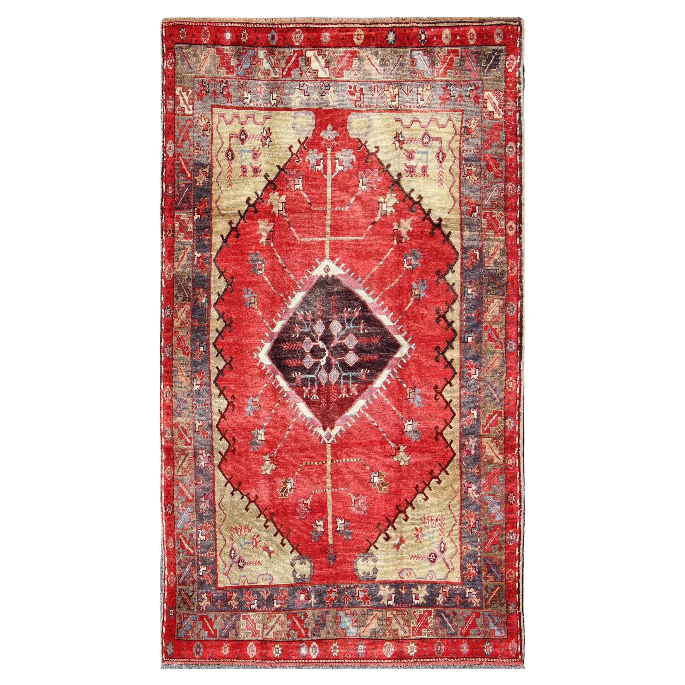 Tapis turc ancien d'Oushak avec médaillon en forme de diamant taillé 5'8 x 9'9
