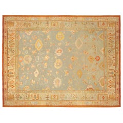 Tapis décoratif turc ancien de type Oushak:: de grande taille carrée et aux couleurs douces