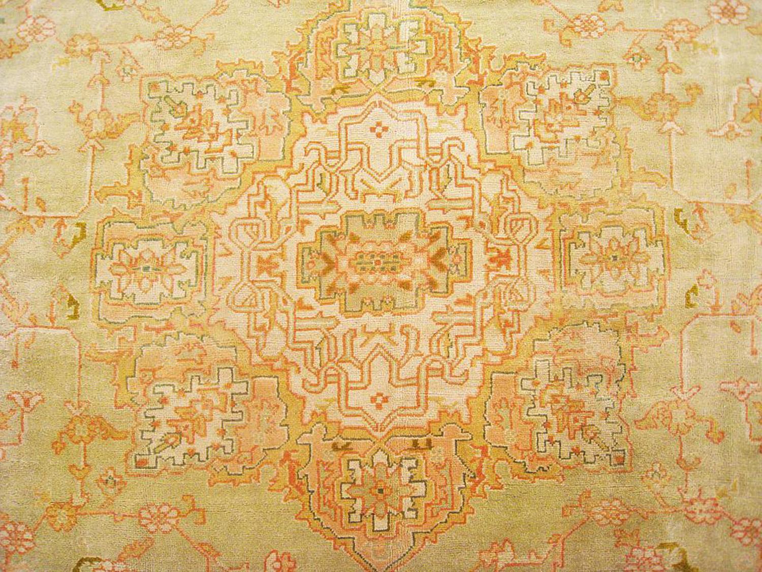 Antiker türkischer Oushak-Deko- Orientteppich, in Zimmergröße, mit gedämpften Farben (Handgeknüpft) im Angebot