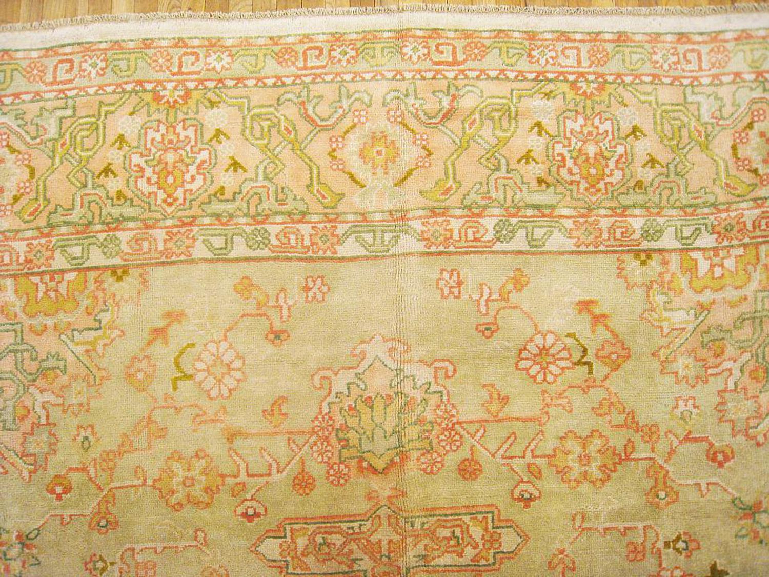 Antiker türkischer Oushak-Deko- Orientteppich, in Zimmergröße, mit gedämpften Farben im Zustand „Gut“ im Angebot in New York, NY