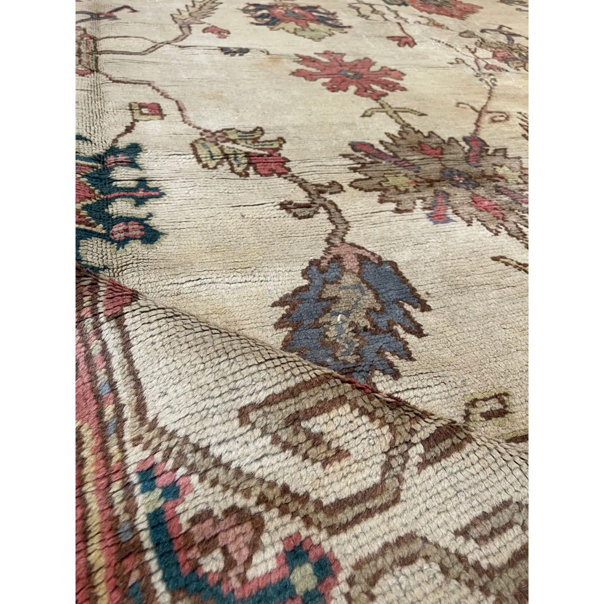 Inconnu Ancien tapis turc d'Oushak à motifs floraux 11'6''x10'8' en vente