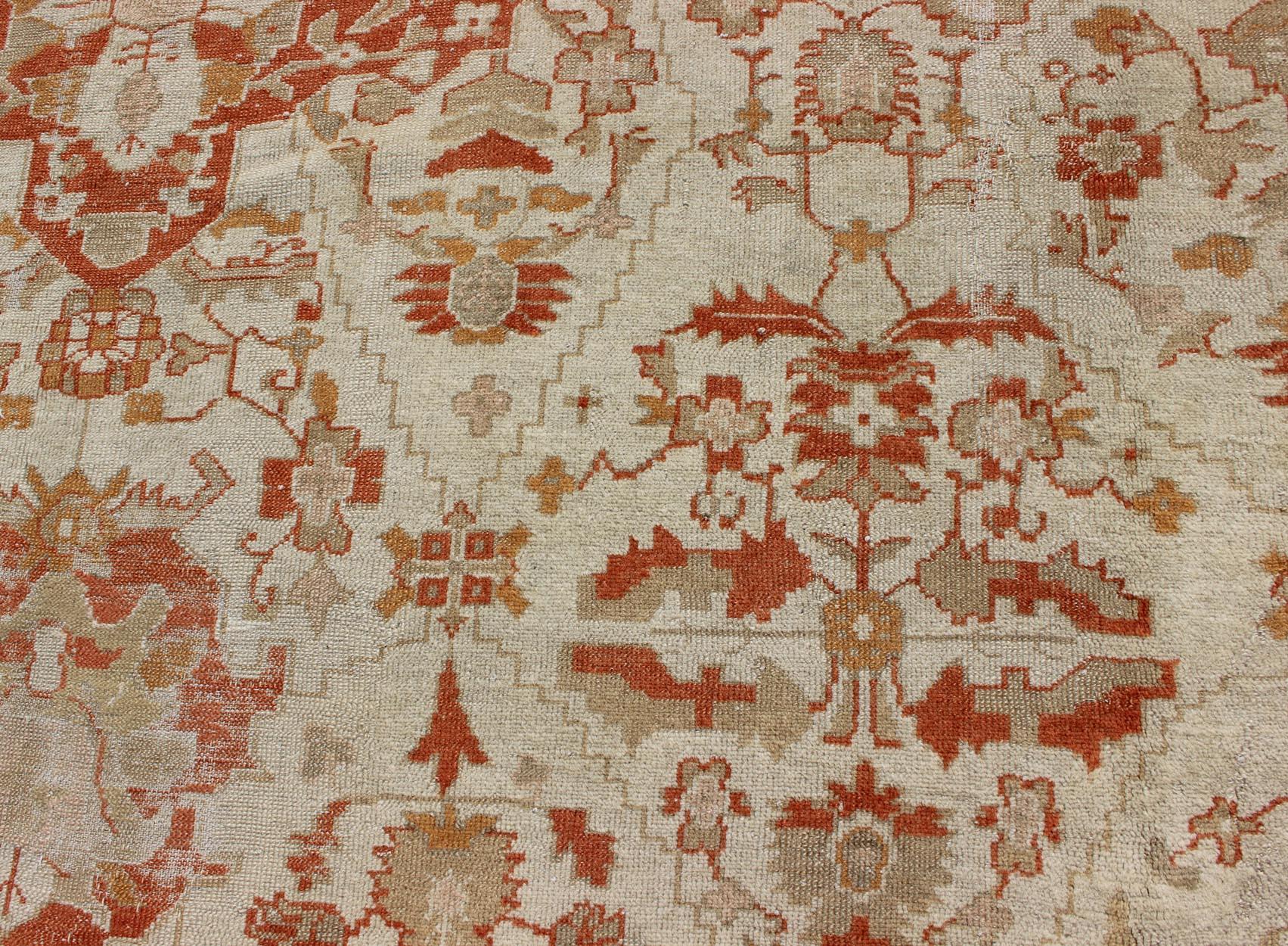 Ancien tapis turc Oushak à fleurs crème  rouge rouille, orange et vert   en vente 3