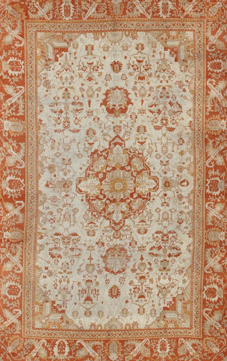 Noué à la main Ancien tapis turc Oushak à fleurs crème  rouge rouille, orange et vert   en vente