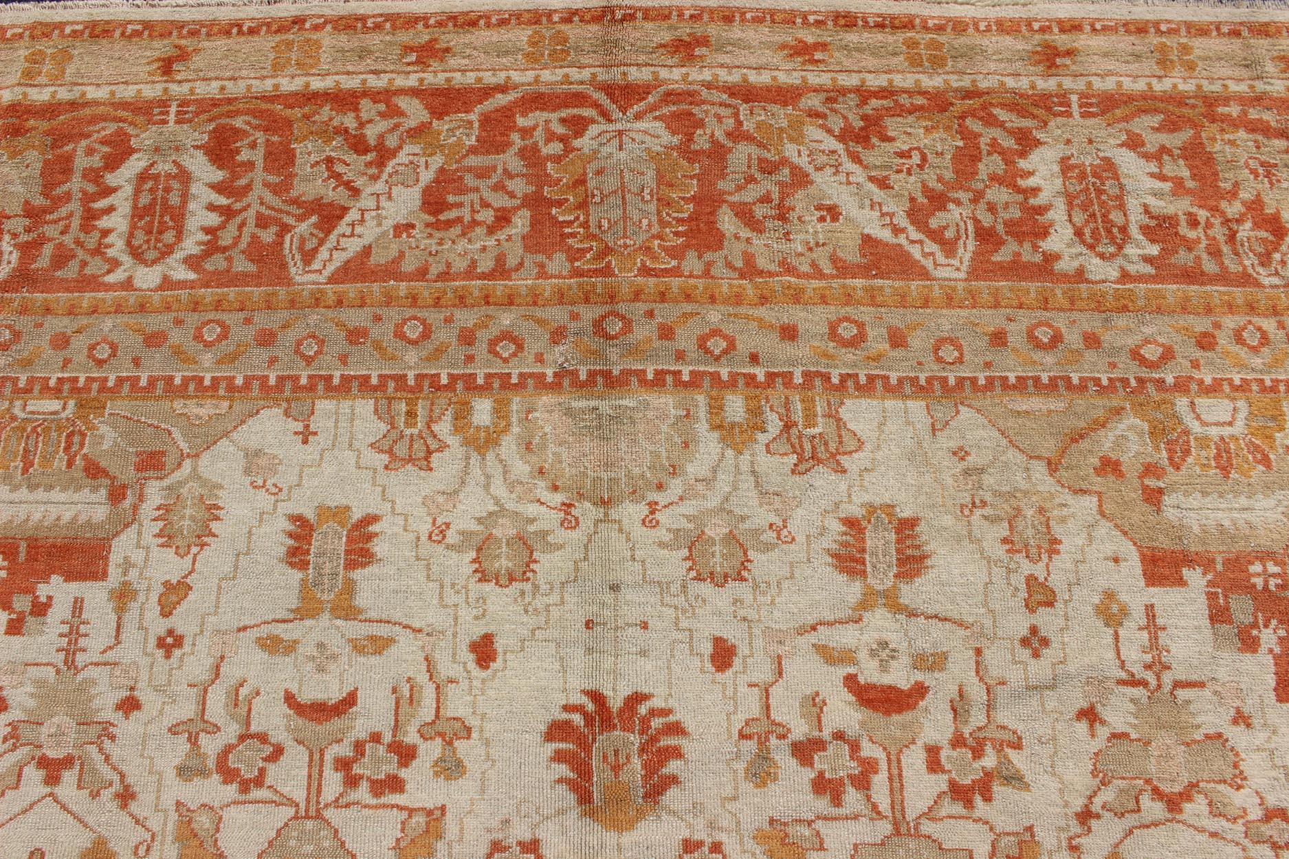 Laine Ancien tapis turc Oushak à fleurs crème  rouge rouille, orange et vert   en vente