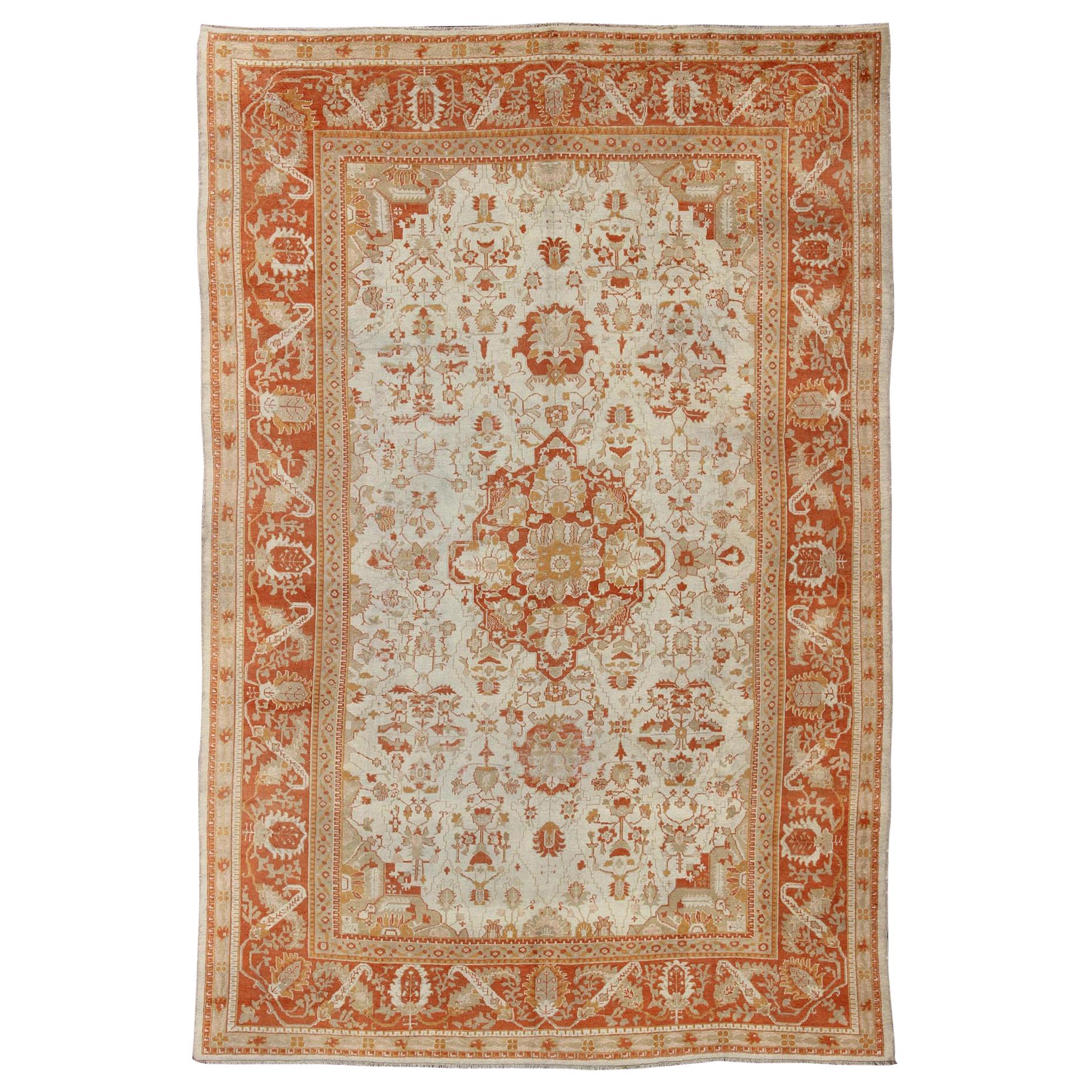 Ancien tapis turc Oushak à fleurs crème  rouge rouille, orange et vert   en vente