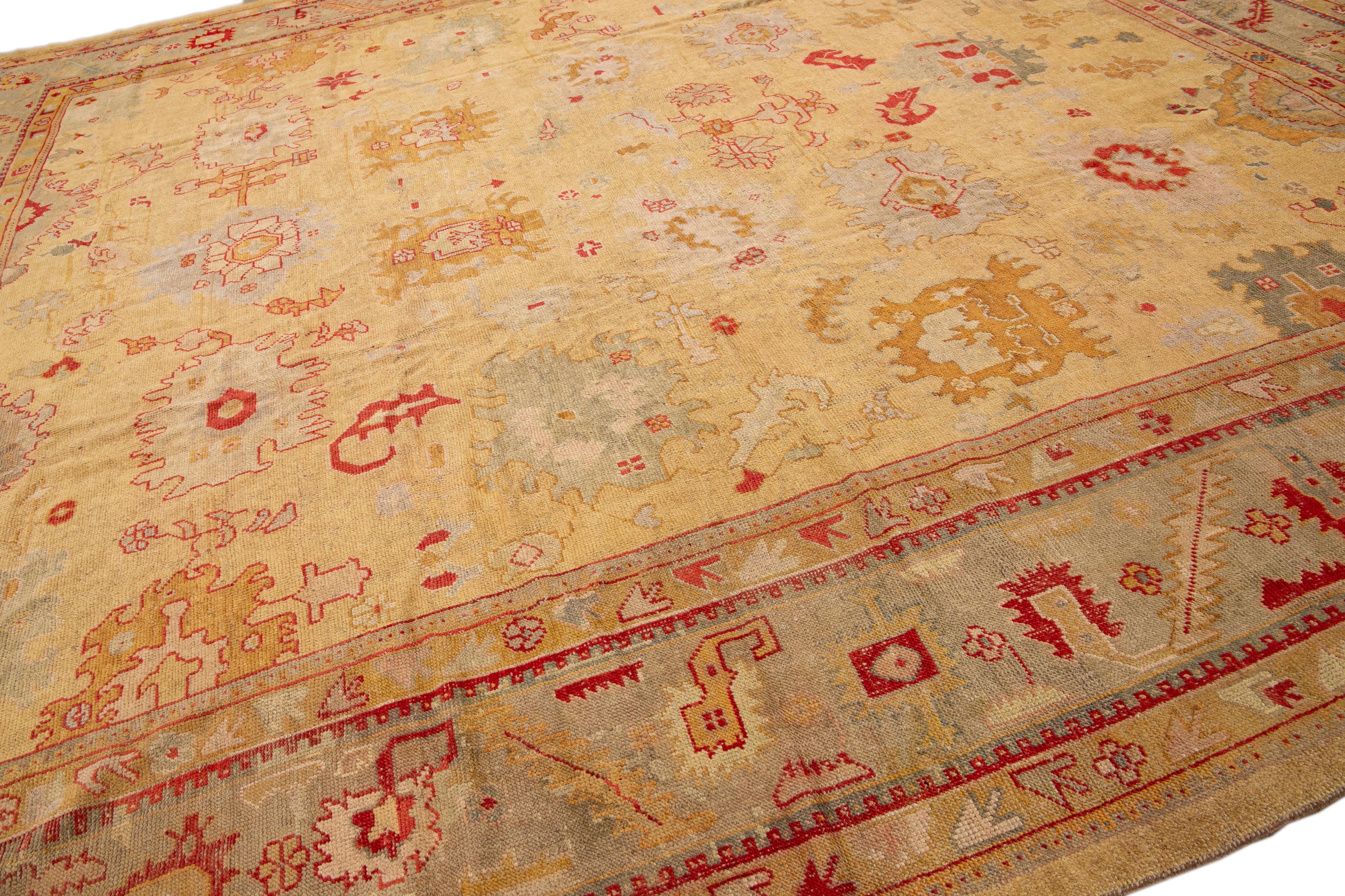 Antiker türkischer handgefertigter quadratischer Oushak Goldenrod-Wollteppich im Angebot 2