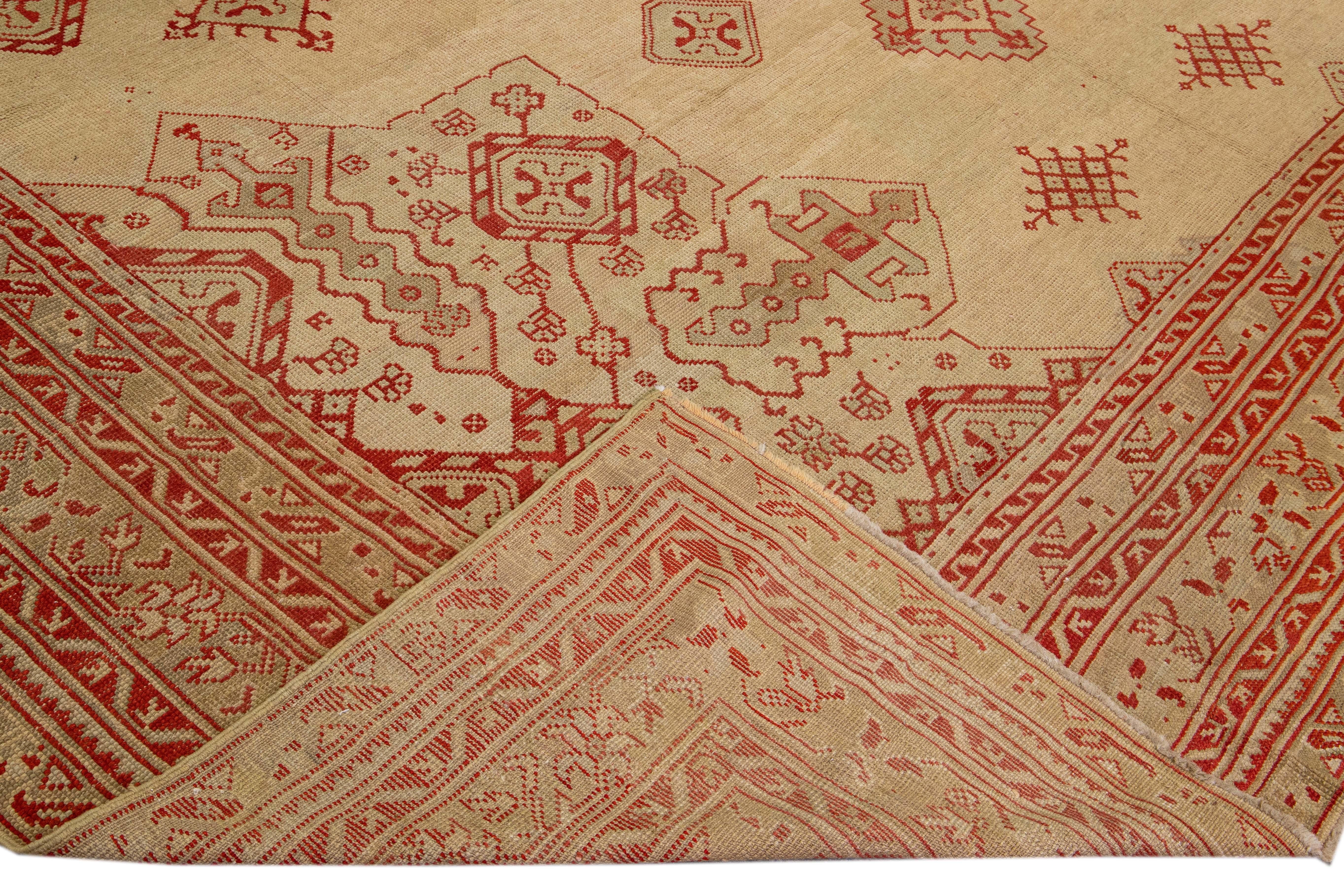 Schöner türkischer handgeknüpfter Wollteppich im Vintage-Stil mit hellbraunem Feld. Dieser Teppich hat einen gestalteten Rahmen mit roten Akzenten in einem prächtigen floralen Medaillonmuster.

Dieser Teppich misst: 14'8