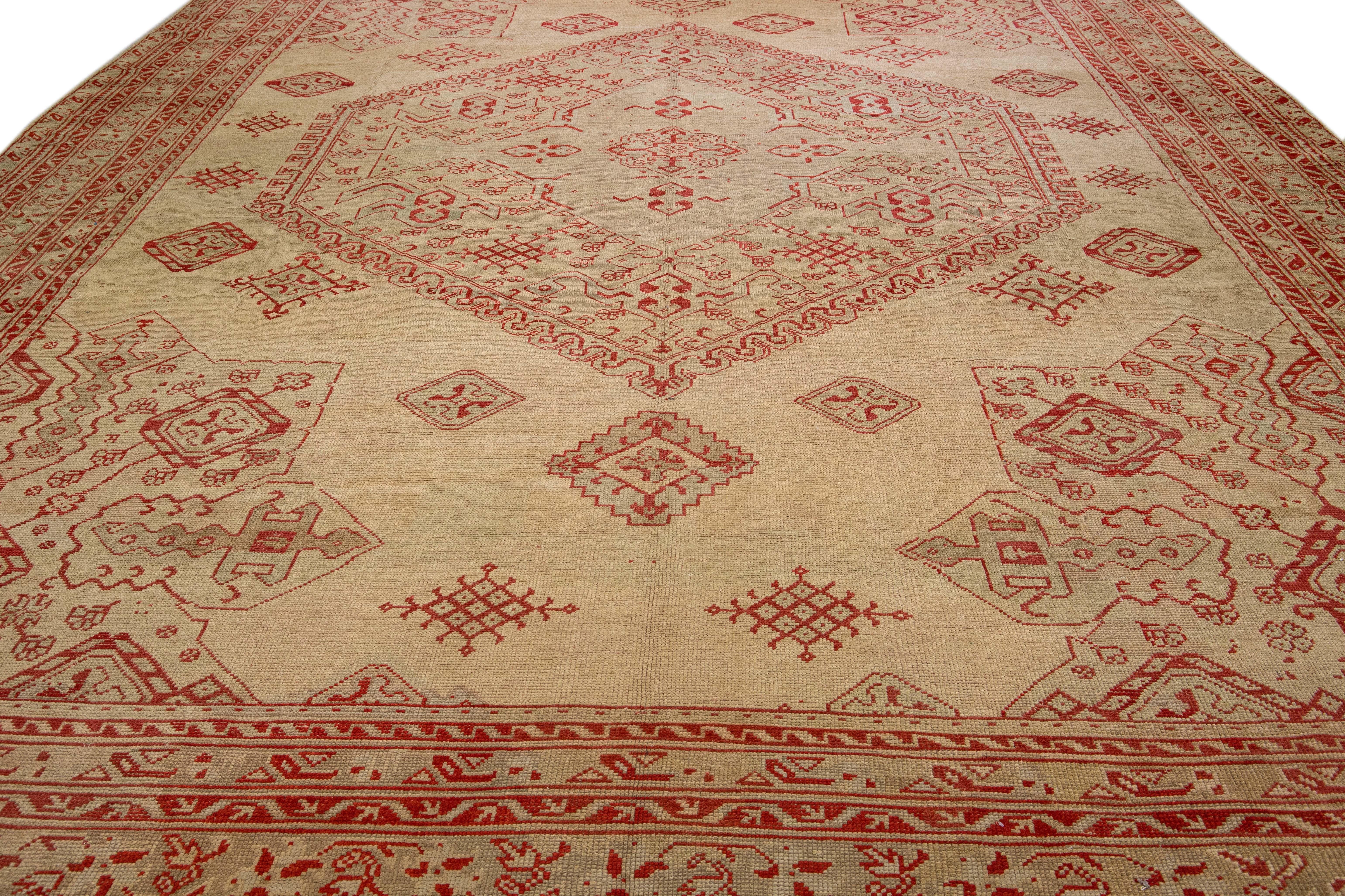 Antiker türkischer handgefertigter, brauner und roter Oversize-Wollteppich in Medaillon-Design, Oushak (Türkisch) im Angebot