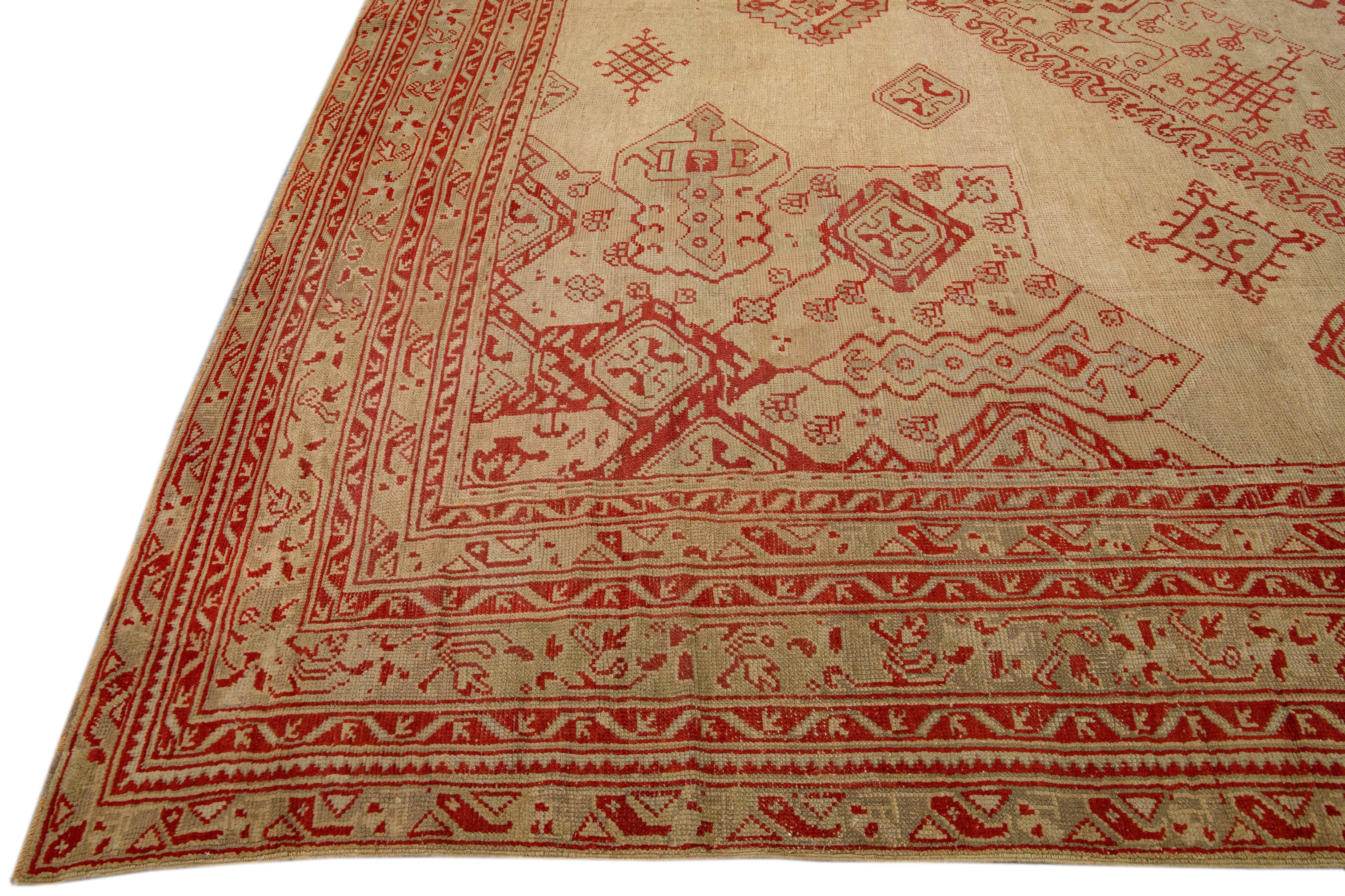 Antiker türkischer handgefertigter, brauner und roter Oversize-Wollteppich in Medaillon-Design, Oushak (Handgeknüpft) im Angebot