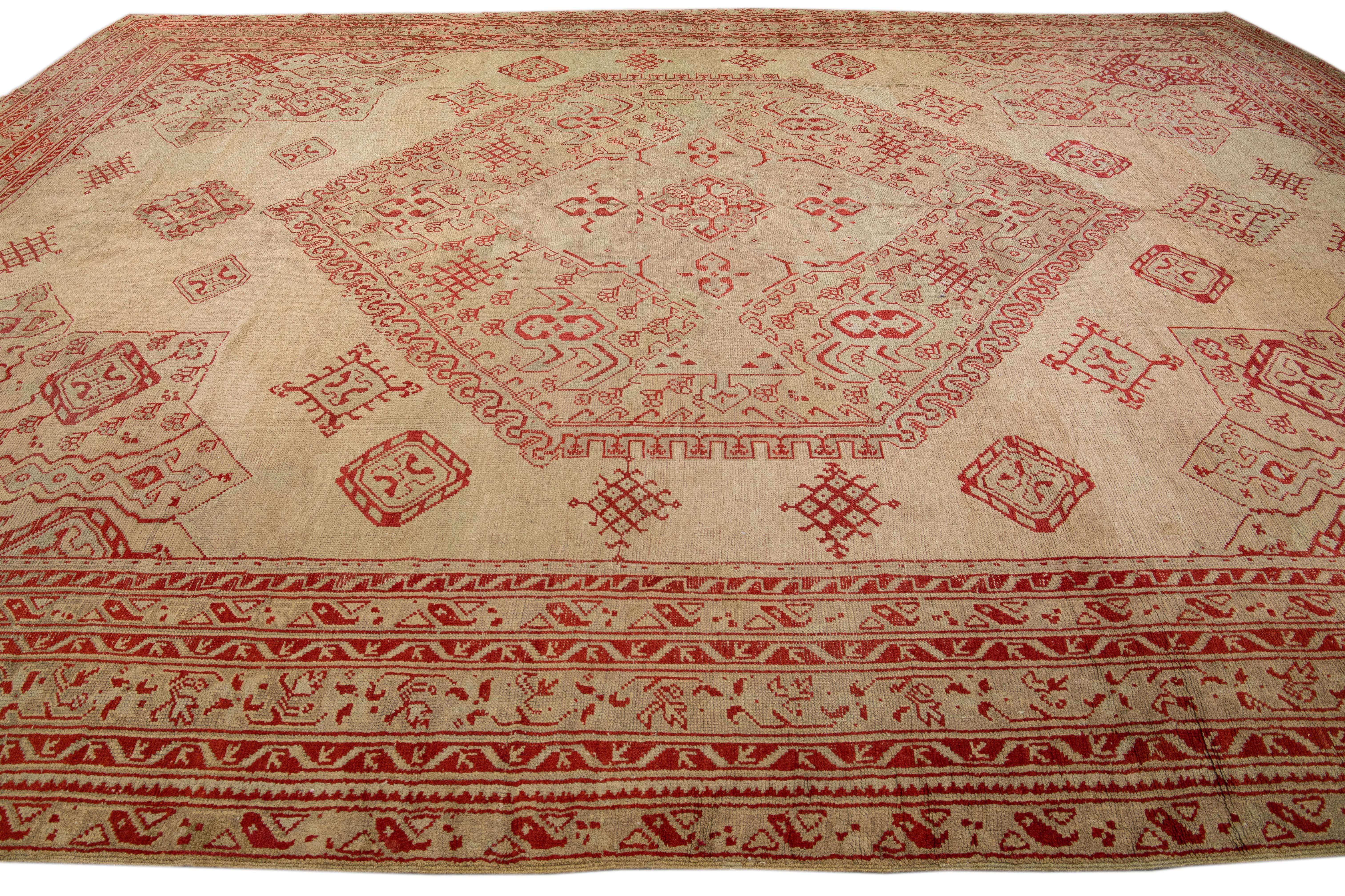 Antiker türkischer handgefertigter, brauner und roter Oversize-Wollteppich in Medaillon-Design, Oushak im Zustand „Hervorragend“ im Angebot in Norwalk, CT