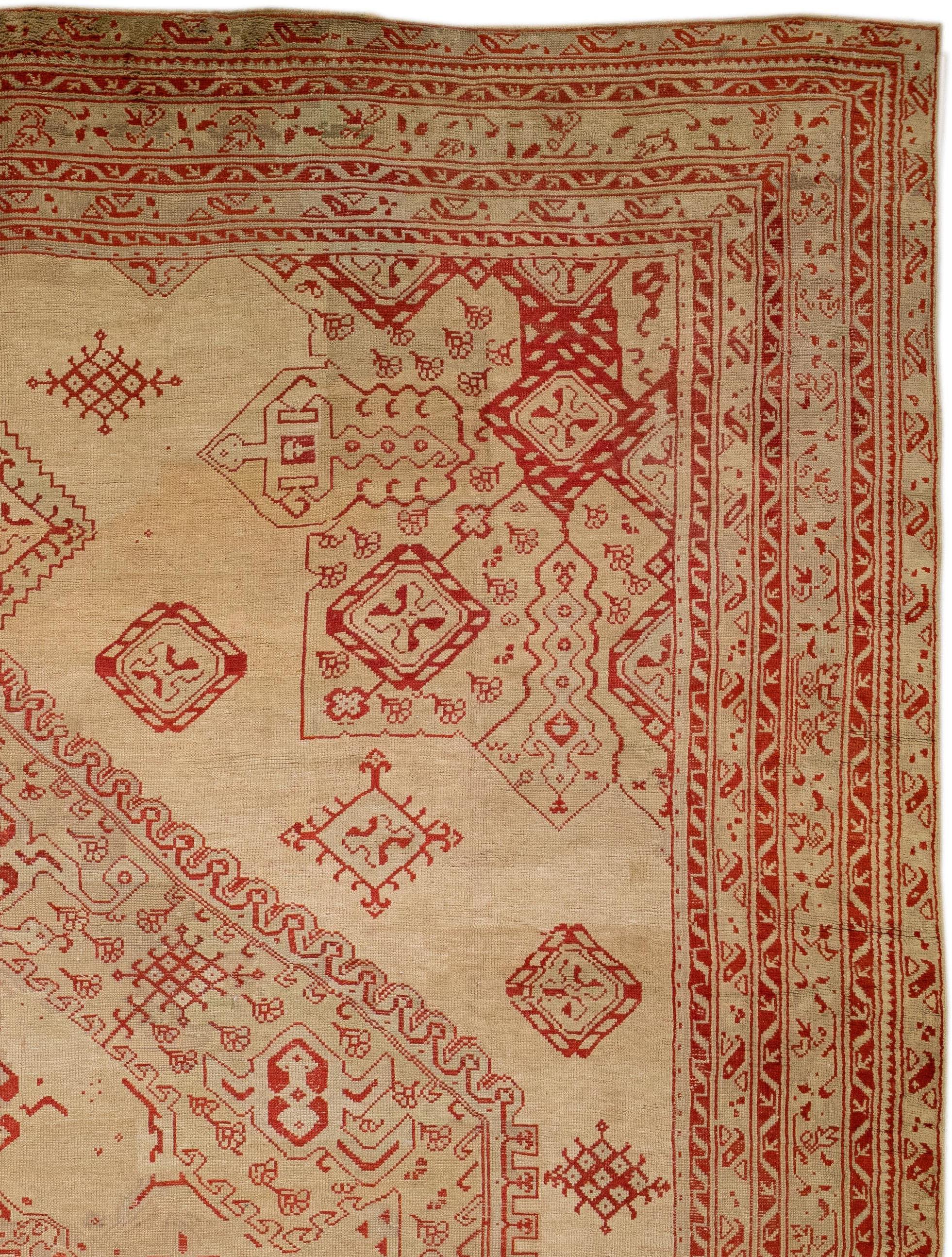 Antiker türkischer handgefertigter, brauner und roter Oversize-Wollteppich in Medaillon-Design, Oushak (Wolle) im Angebot