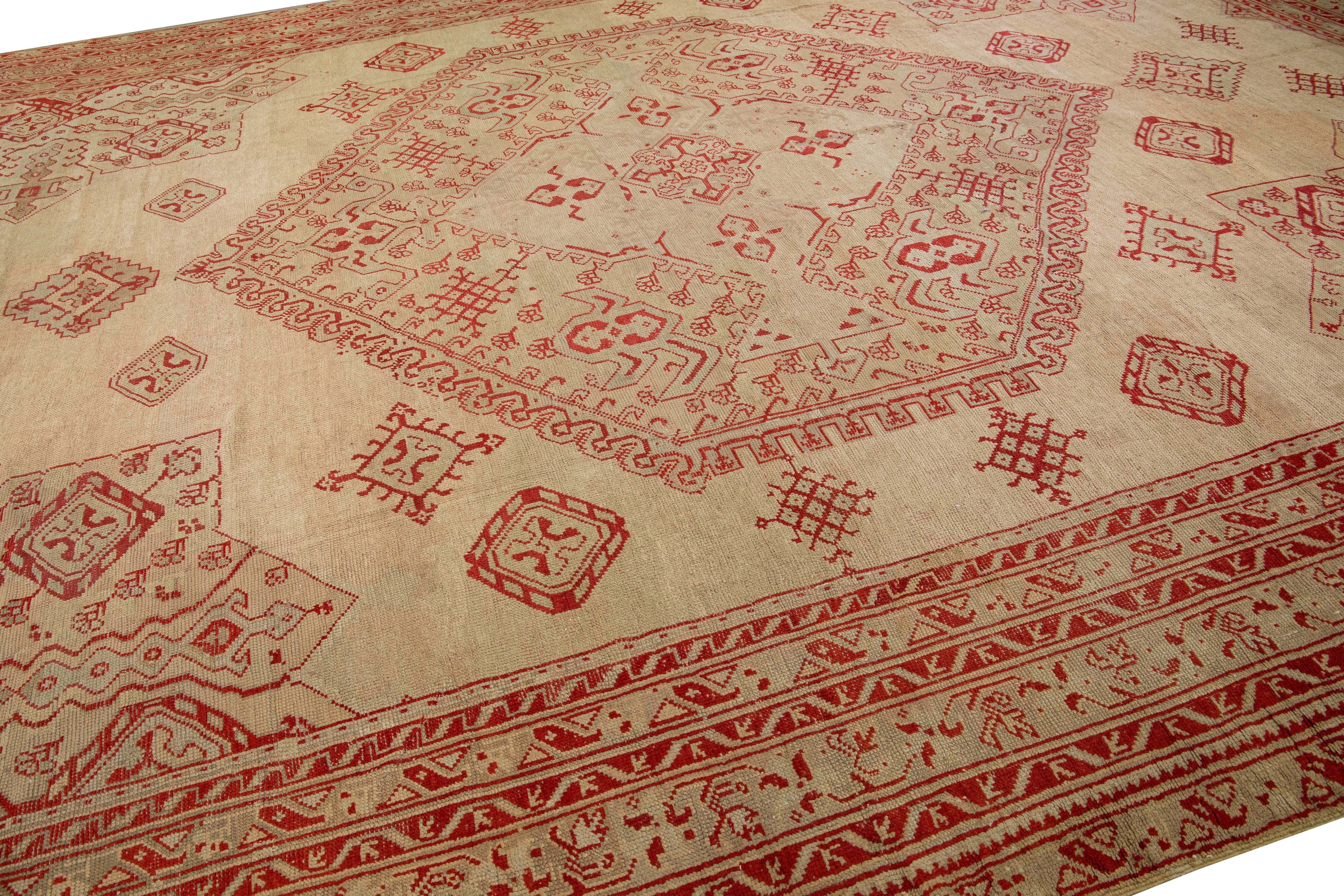 Antiker türkischer handgefertigter, brauner und roter Oversize-Wollteppich in Medaillon-Design, Oushak im Angebot 1