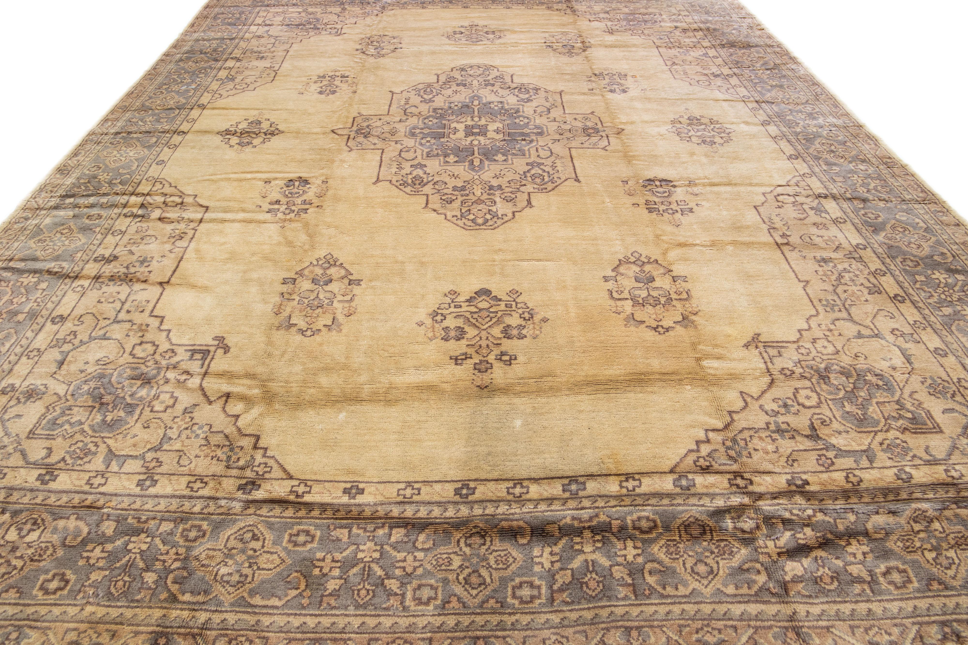 Antiker türkischer Oversize-Wollteppich mit handgefertigtem Oushak-Motiv in Beige und Grau (Türkisch) im Angebot
