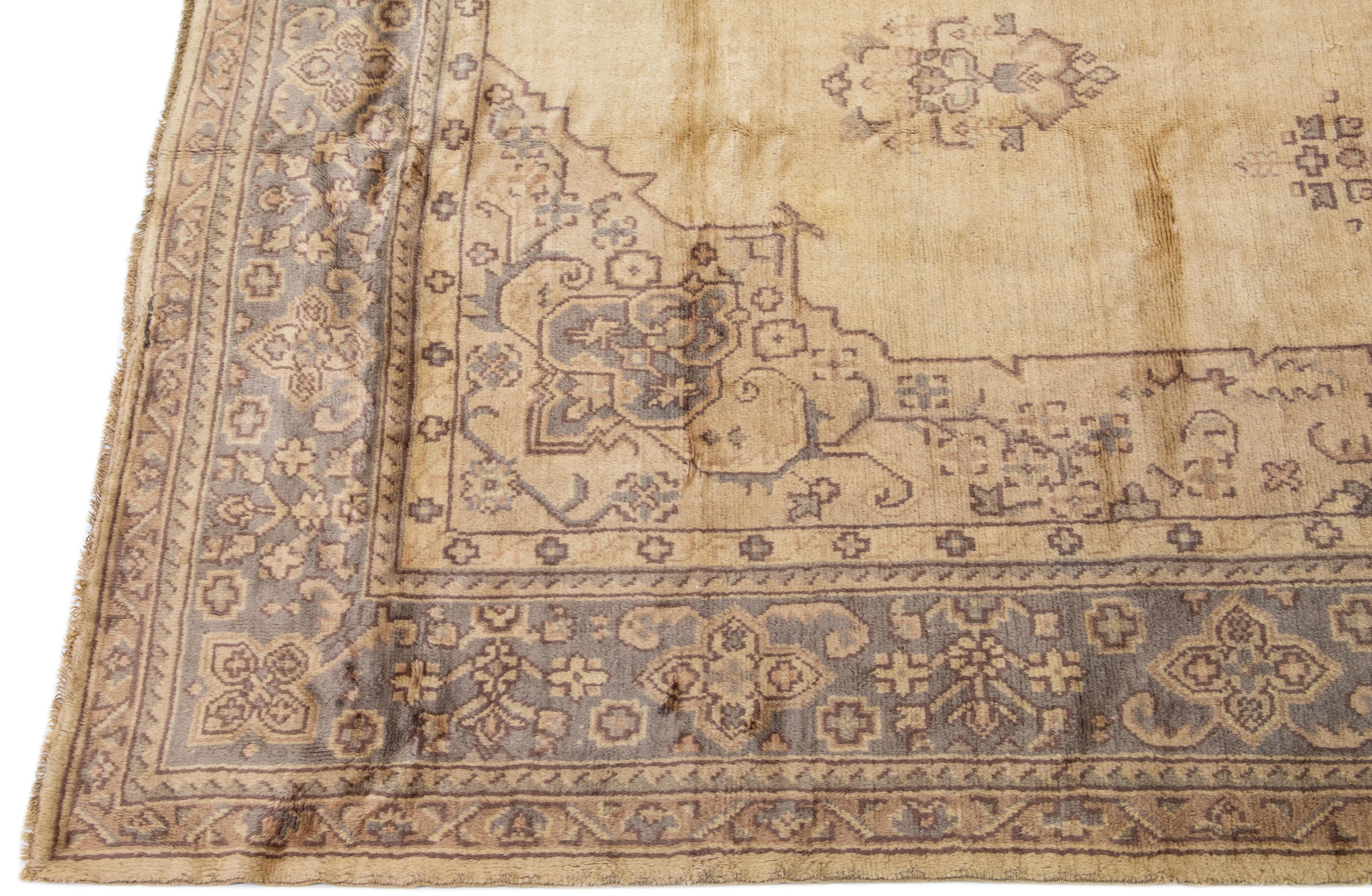 Antiker türkischer Oversize-Wollteppich mit handgefertigtem Oushak-Motiv in Beige und Grau (Handgeknüpft) im Angebot