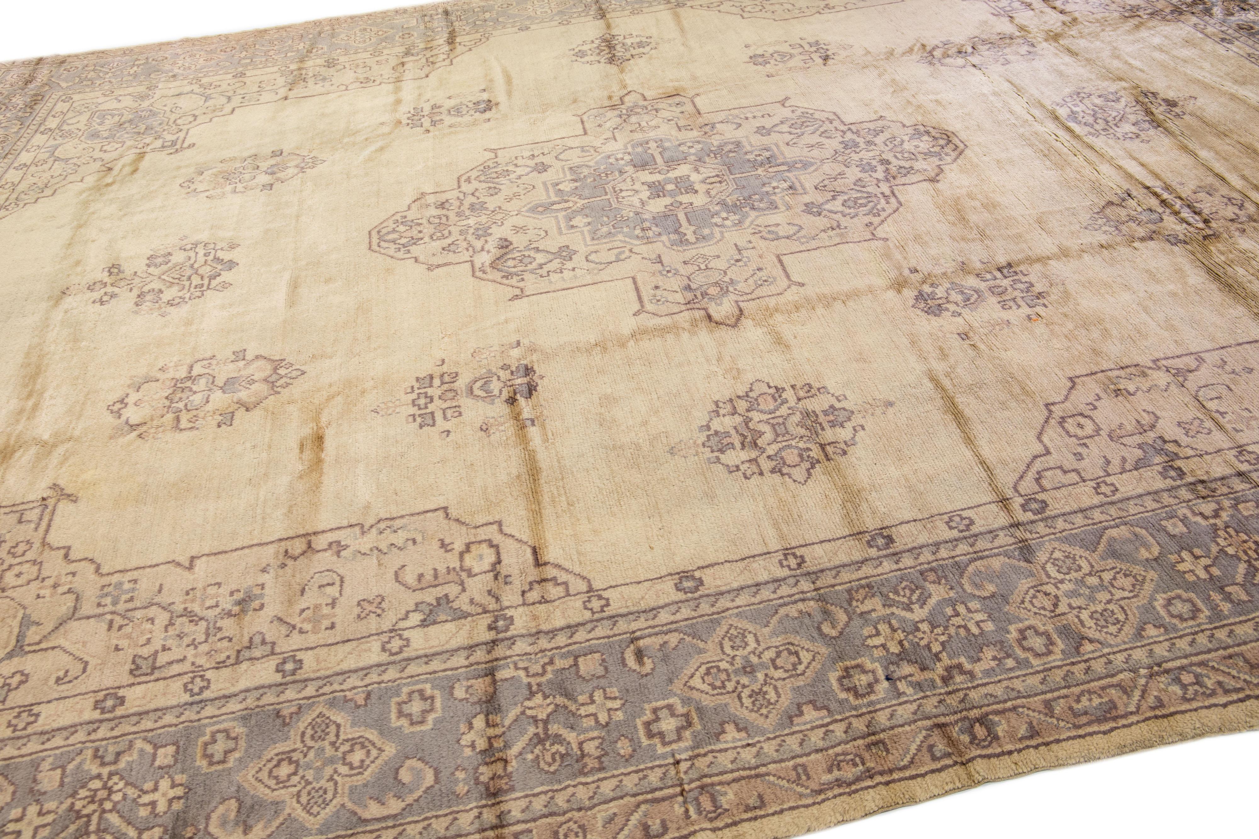 Antiker türkischer Oversize-Wollteppich mit handgefertigtem Oushak-Motiv in Beige und Grau im Zustand „Hervorragend“ im Angebot in Norwalk, CT