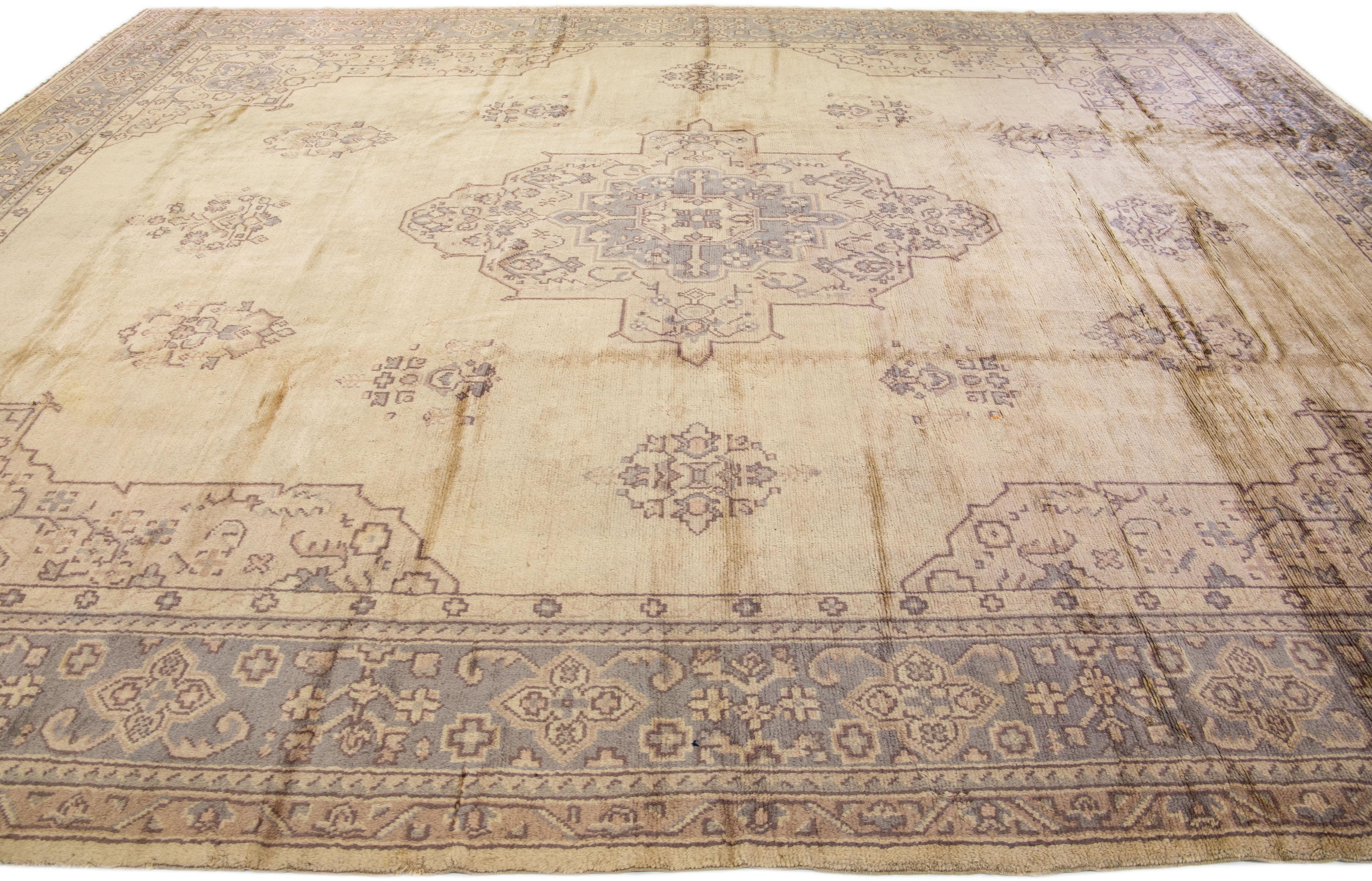 Antiker türkischer Oversize-Wollteppich mit handgefertigtem Oushak-Motiv in Beige und Grau (20. Jahrhundert) im Angebot
