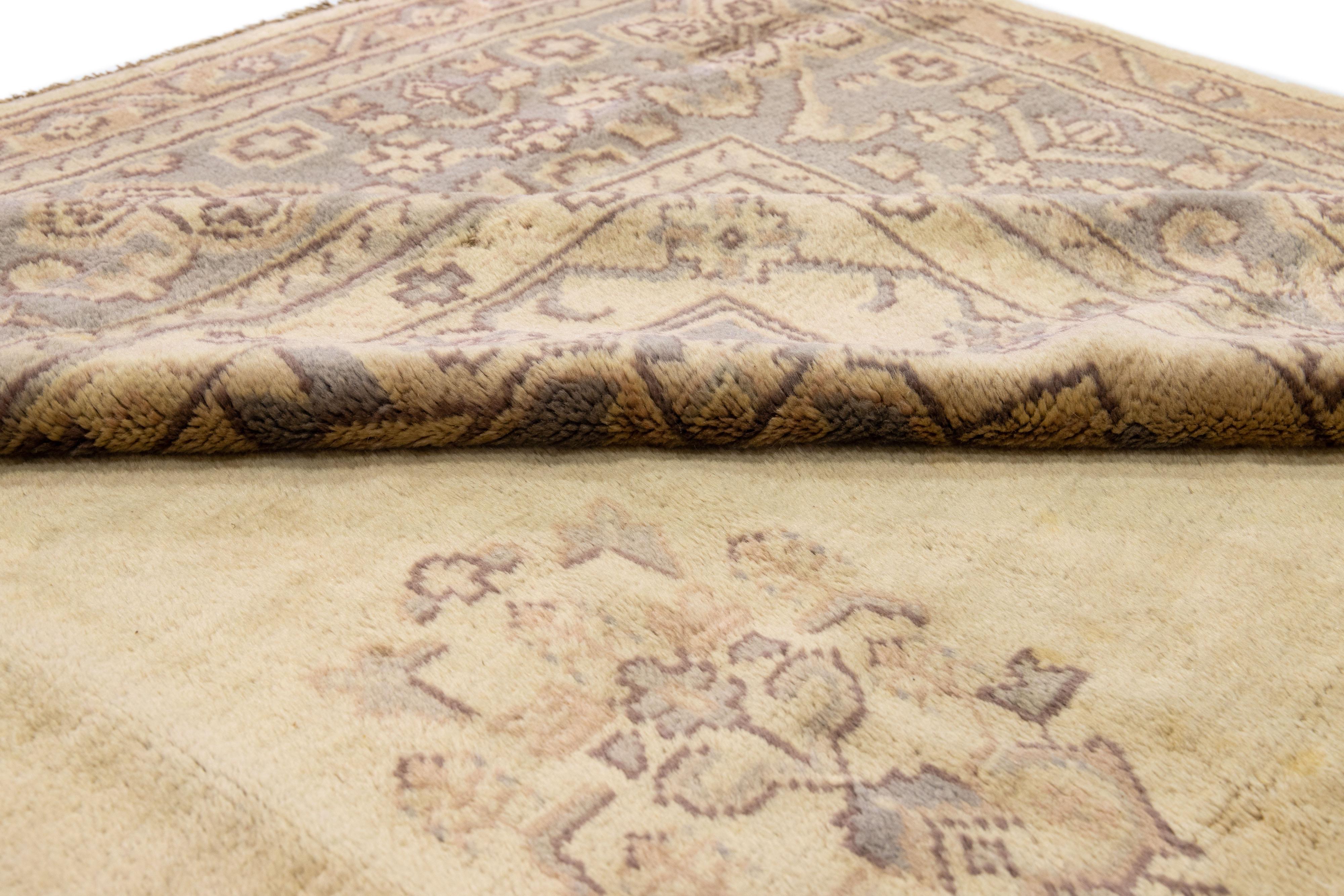 Antiker türkischer Oversize-Wollteppich mit handgefertigtem Oushak-Motiv in Beige und Grau (Wolle) im Angebot