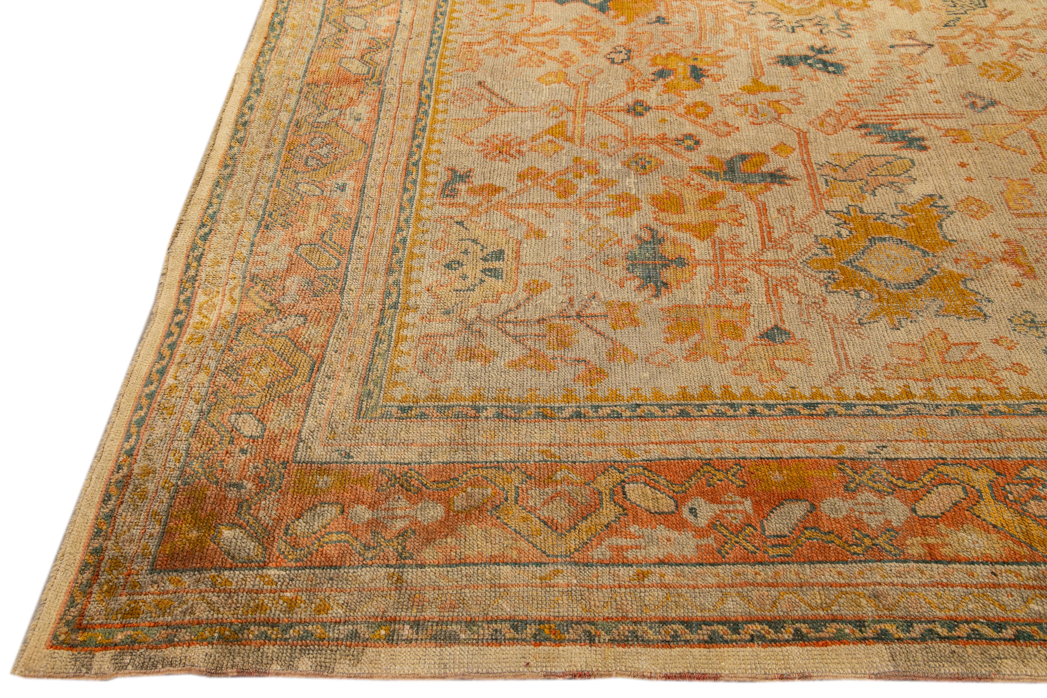 Noué à la main Ancien tapis turc Oushak en laine orange à motif floral fait à la main en vente