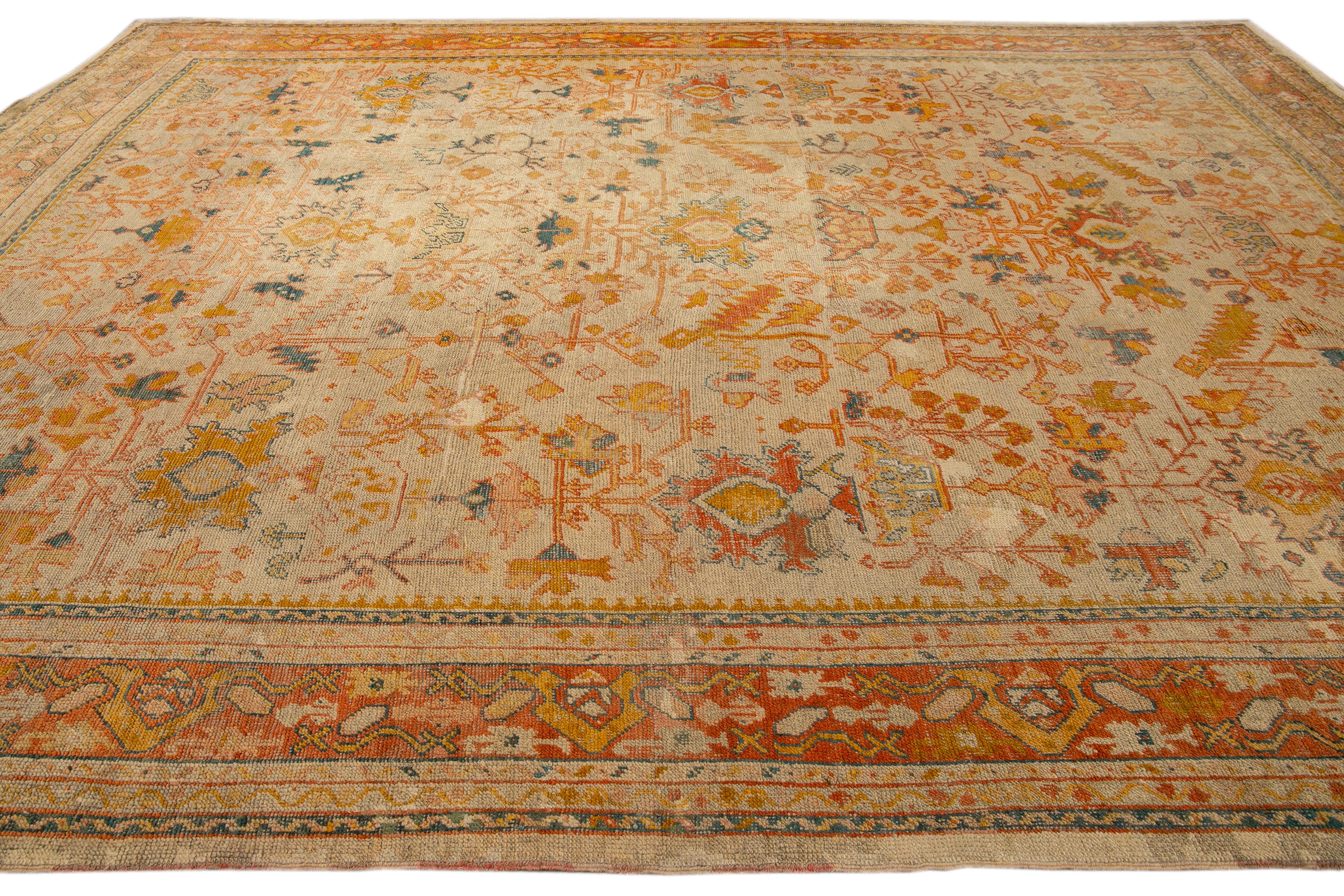 Ancien tapis turc Oushak en laine orange à motif floral fait à la main Excellent état - En vente à Norwalk, CT