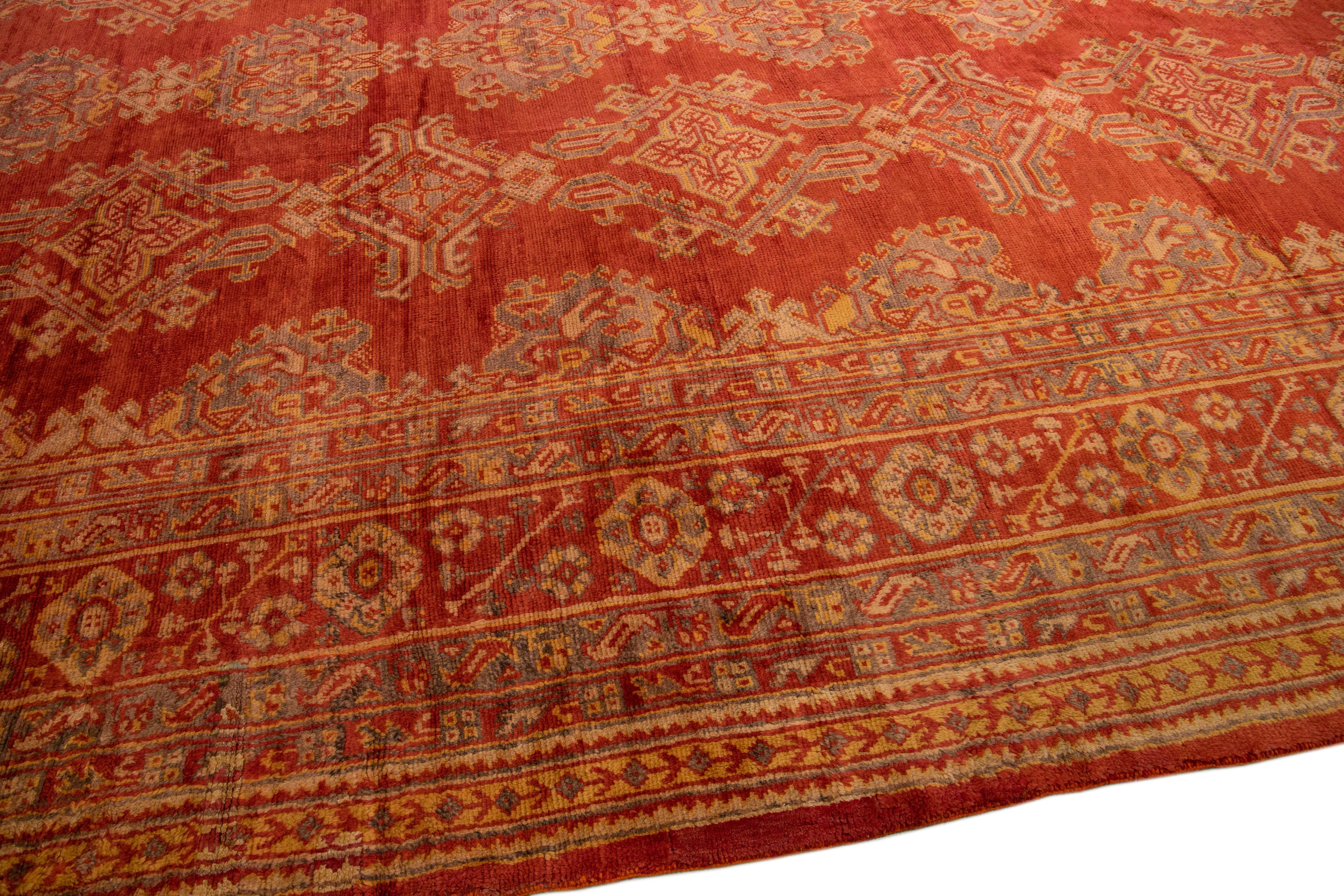 Antiker türkischer handgefertigter orange-rustfarbener Oushak-Wollteppich mit geometrischem Muster (Wolle) im Angebot