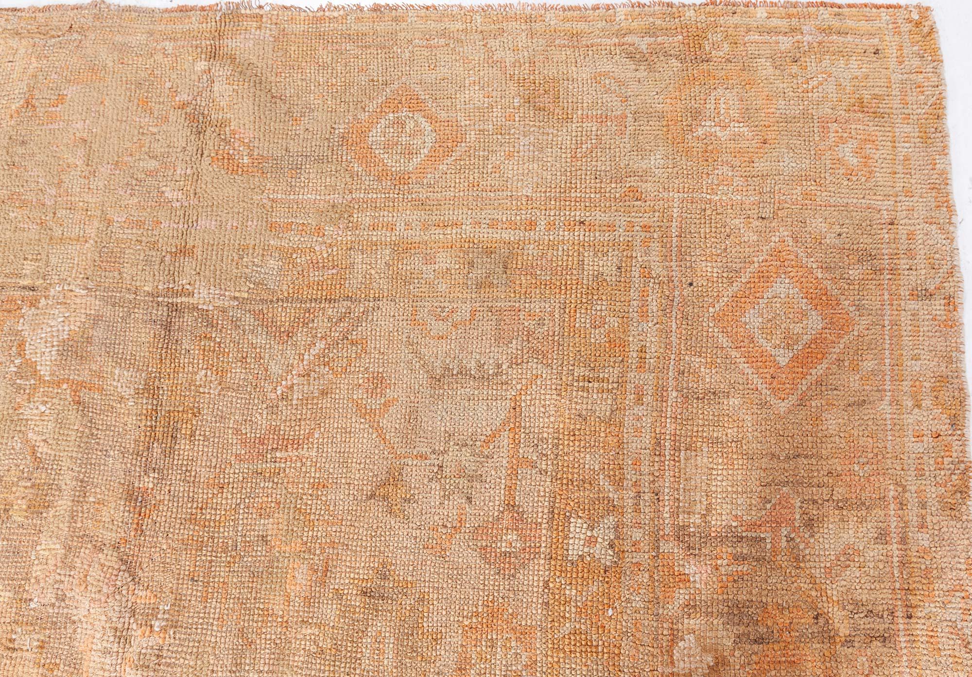 20ième siècle Tapis d'Oushak turc ancien en laine fait à la main Doris Leslie Blau en vente