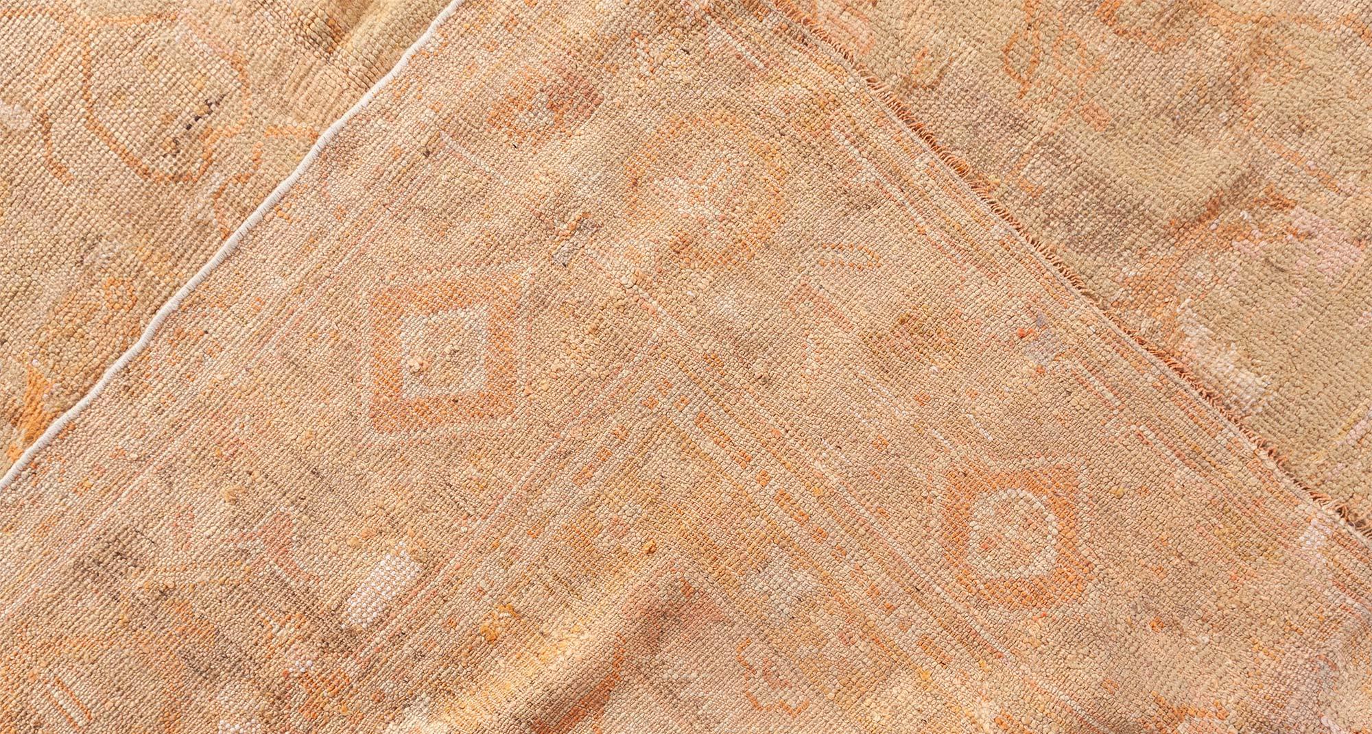 Tapis d'Oushak turc ancien en laine fait à la main Doris Leslie Blau en vente 2