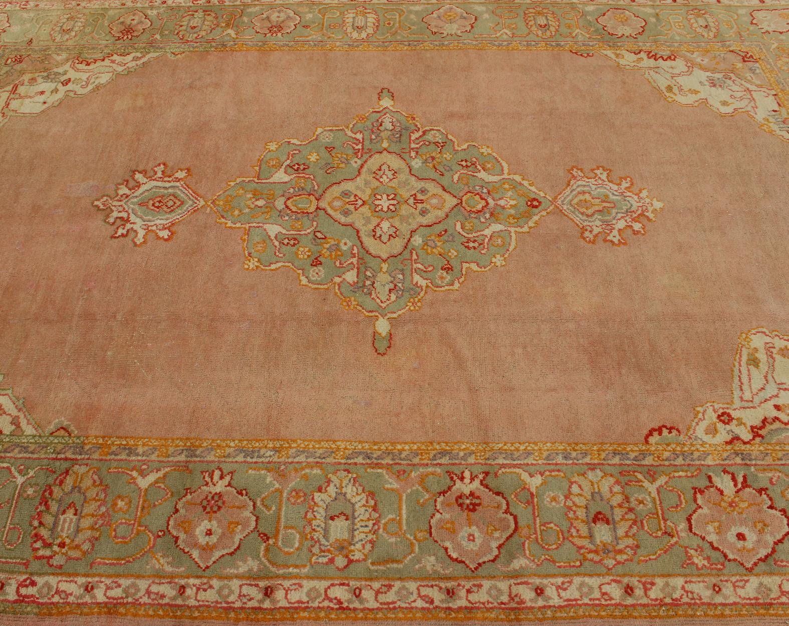 Oushak turco antiguo de fondo rosa y borde verde claro en venta 6