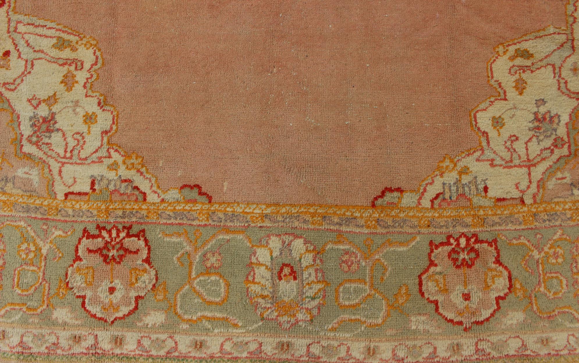 Oushak turco antiguo de fondo rosa y borde verde claro Anudado a mano en venta