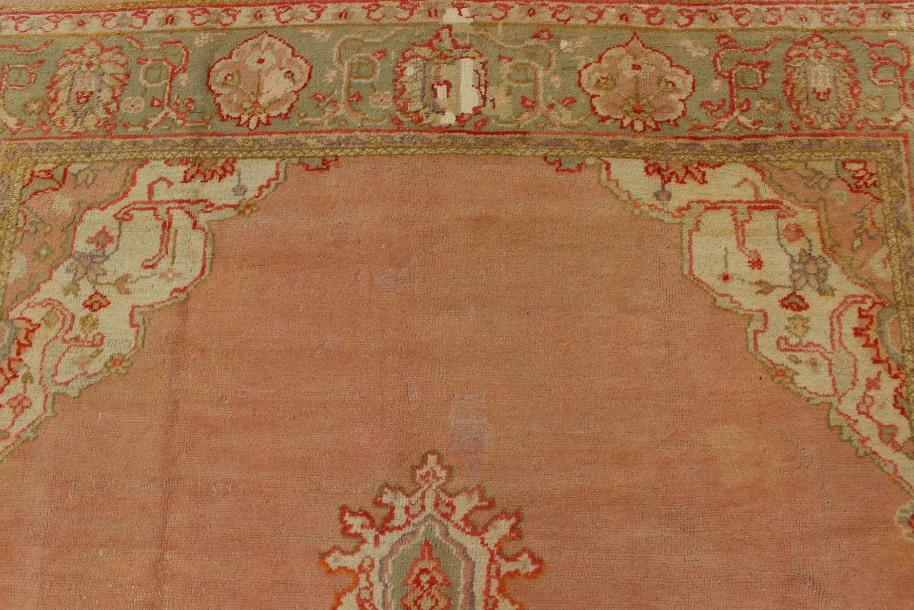 Oushak turco antiguo de fondo rosa y borde verde claro en venta 1