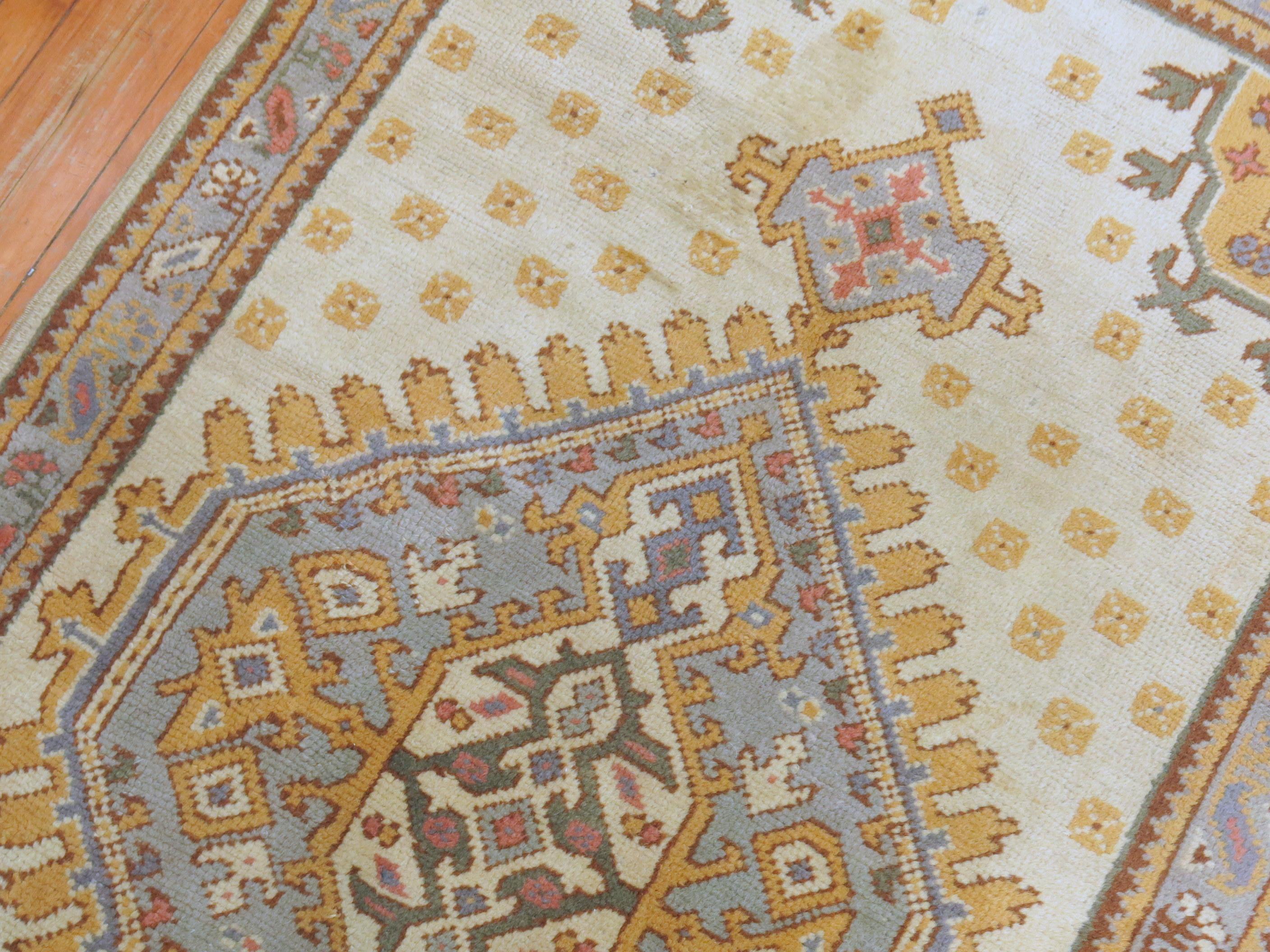 Ancien tapis traditionnel turc d'Oushak à grand médaillon en vente 2