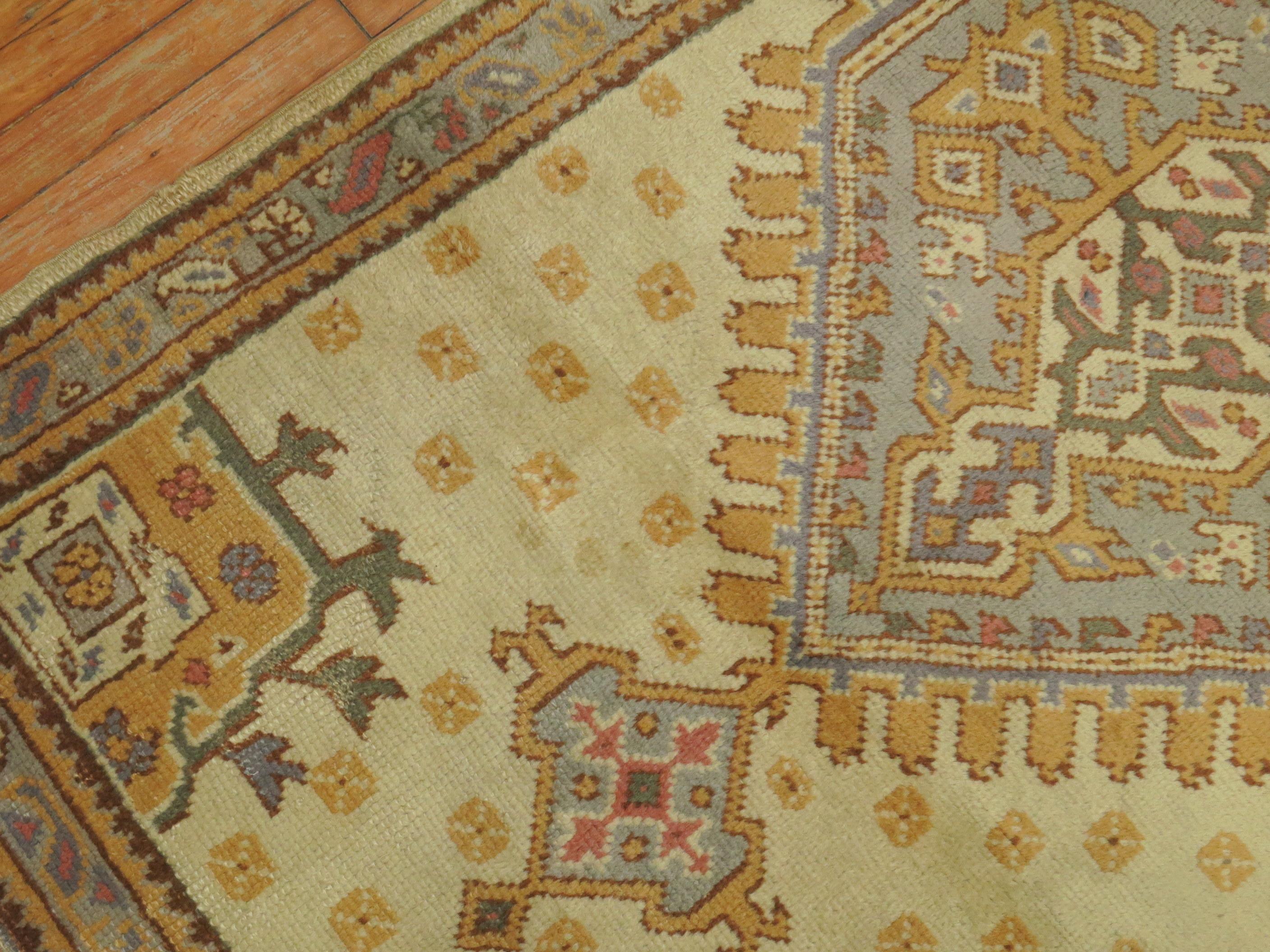 Un tapis turc Oushak ancien du début du 20e siècle.