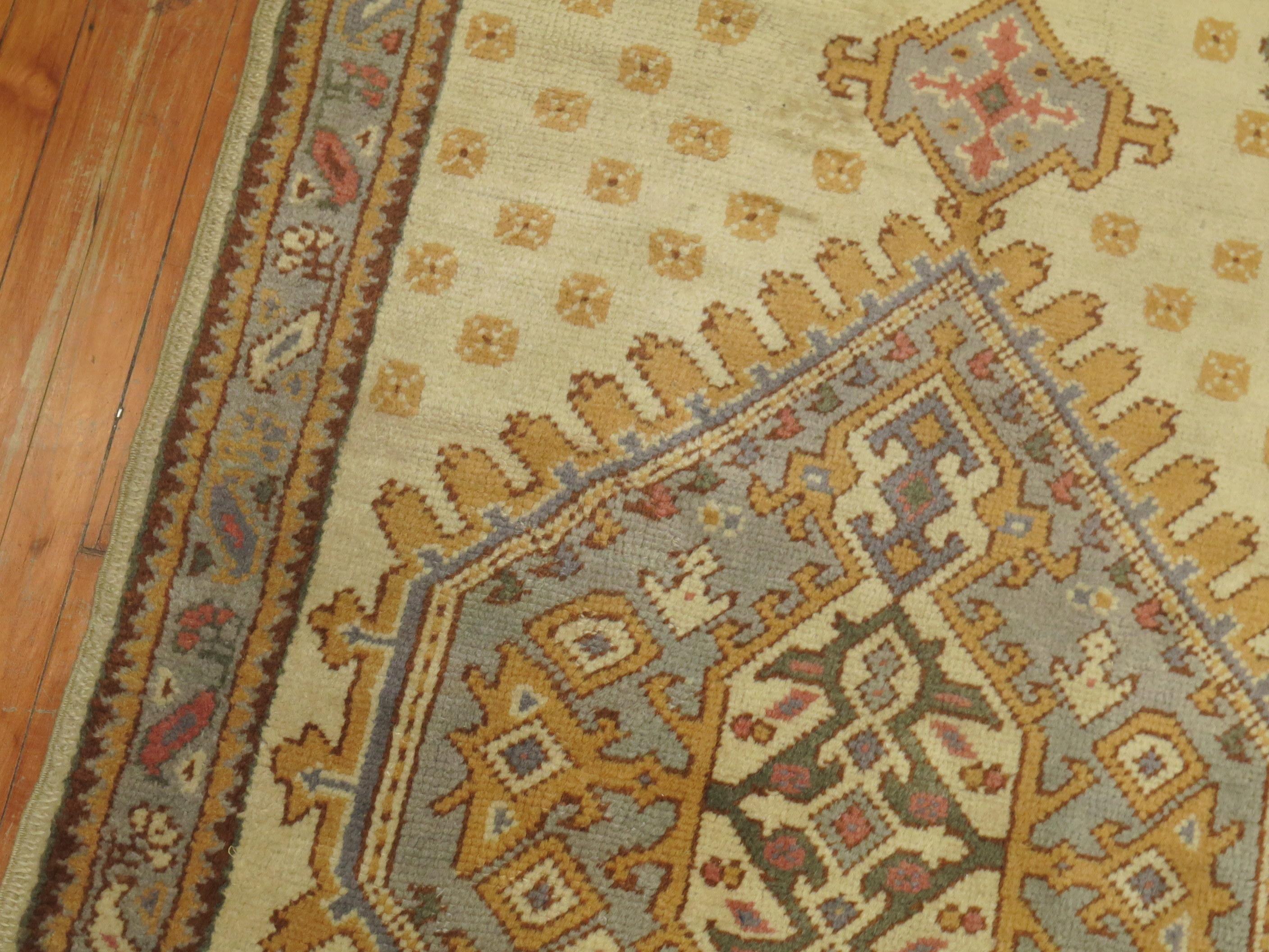 Turc Ancien tapis traditionnel turc d'Oushak à grand médaillon en vente