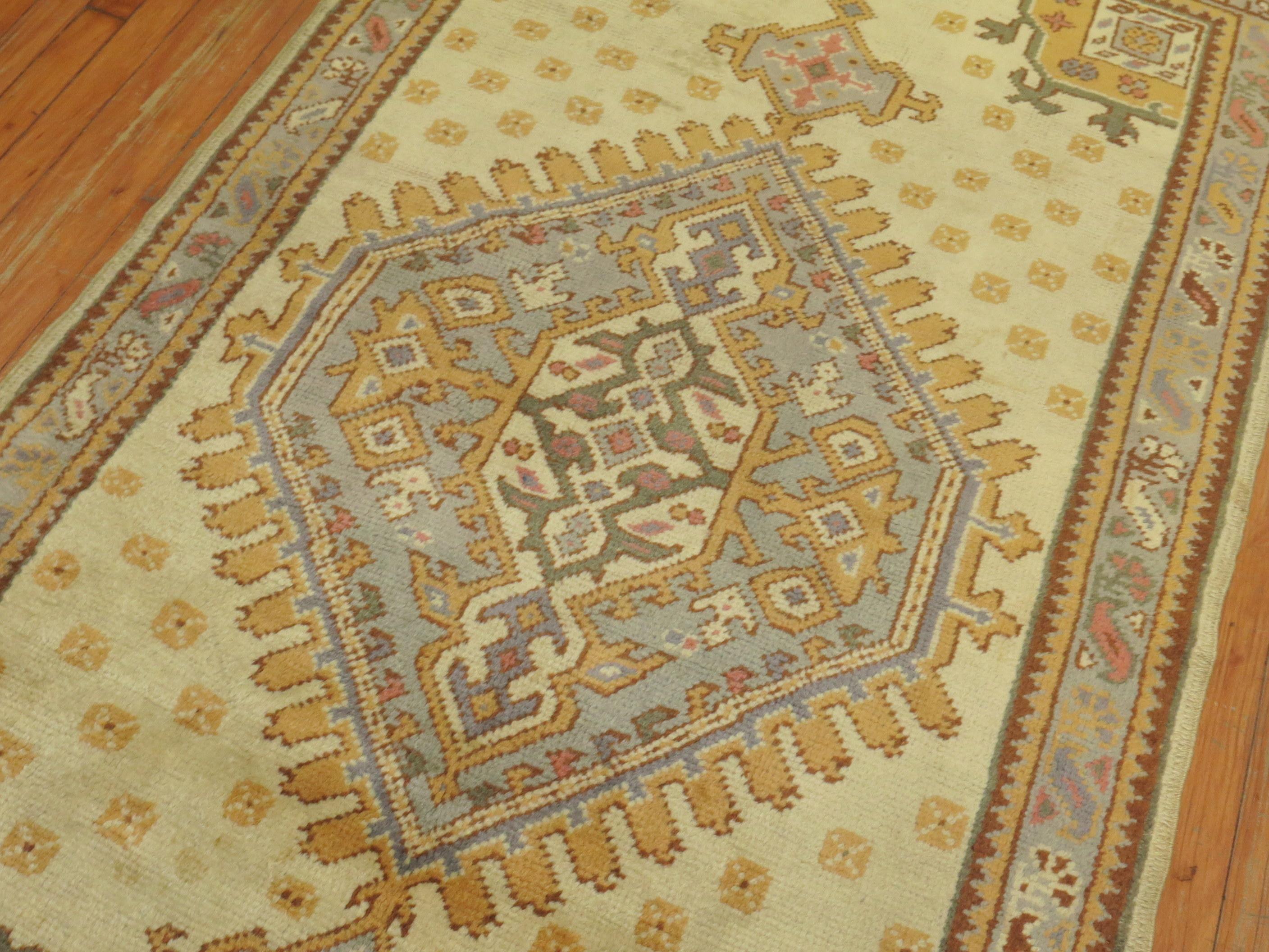 Tissé à la main Ancien tapis traditionnel turc d'Oushak à grand médaillon en vente