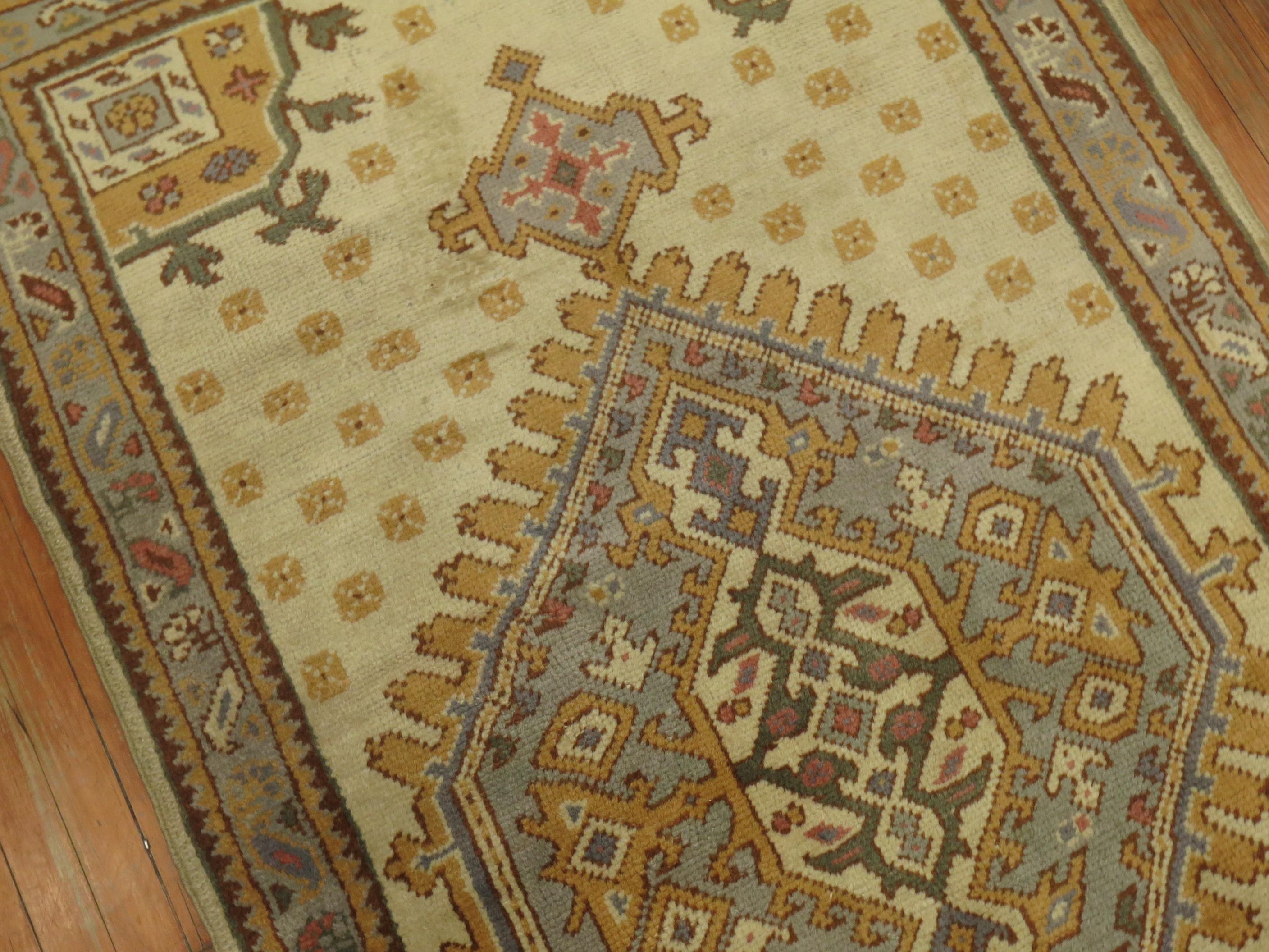 Ancien tapis traditionnel turc d'Oushak à grand médaillon Bon état - En vente à New York, NY