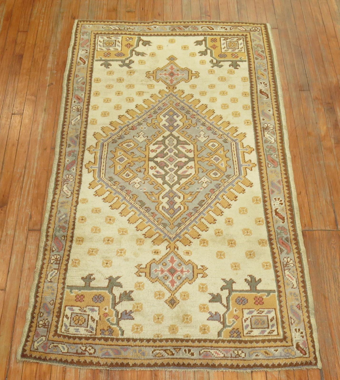 20ième siècle Ancien tapis traditionnel turc d'Oushak à grand médaillon en vente