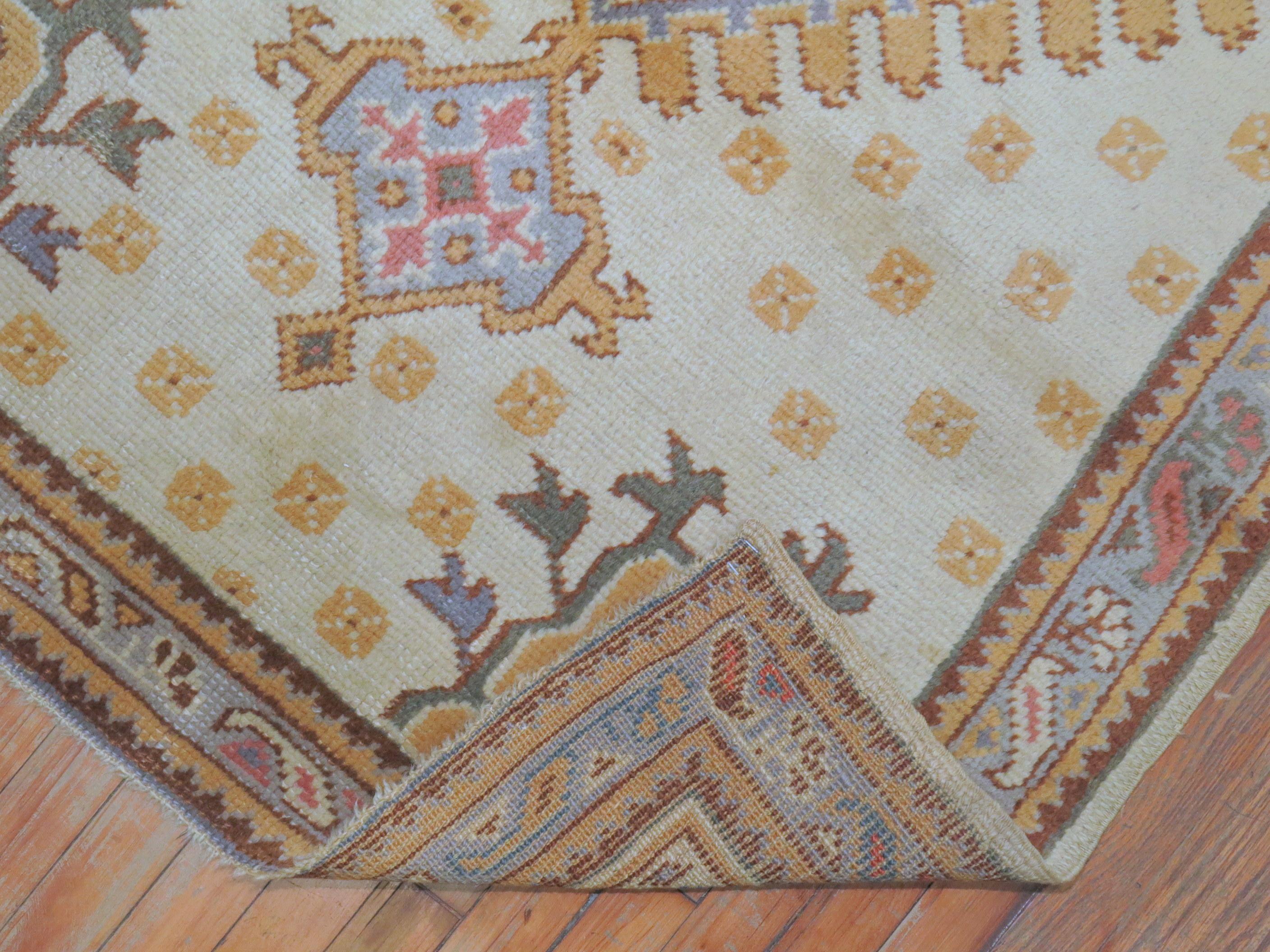 Laine Ancien tapis traditionnel turc d'Oushak à grand médaillon en vente