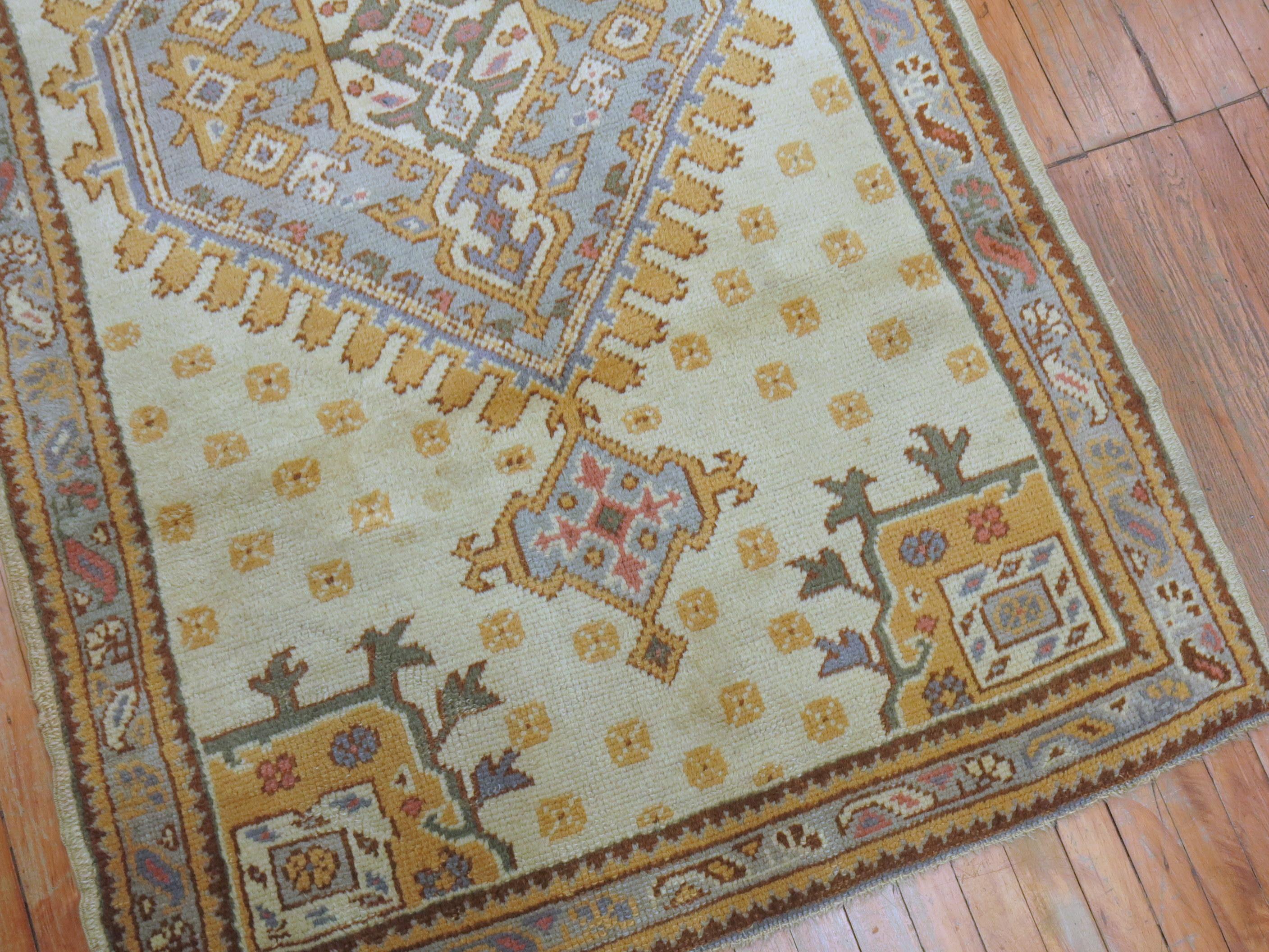 Ancien tapis traditionnel turc d'Oushak à grand médaillon en vente 1