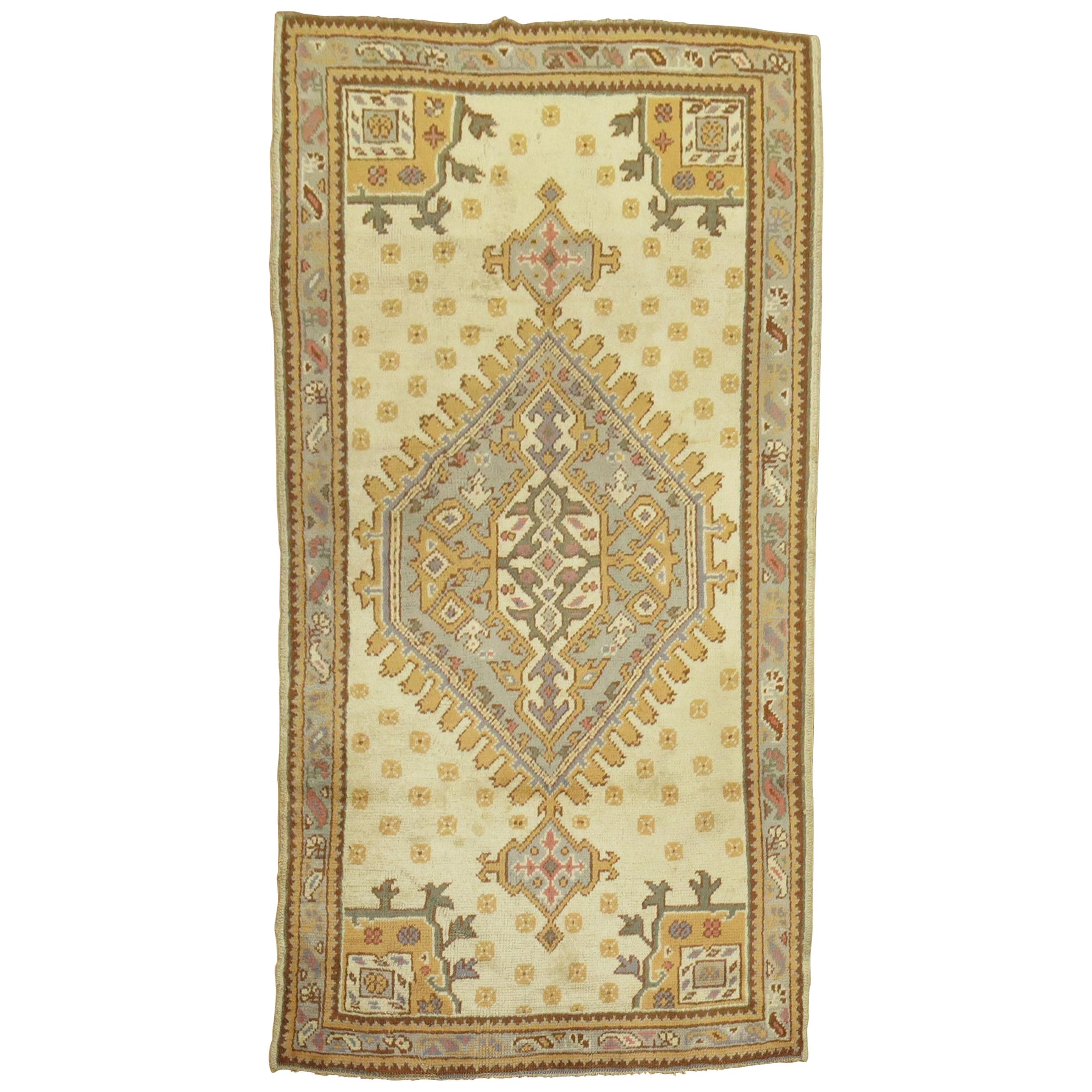 Ancien tapis traditionnel turc d'Oushak à grand médaillon en vente