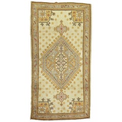 Ancien tapis traditionnel turc d'Oushak à grand médaillon