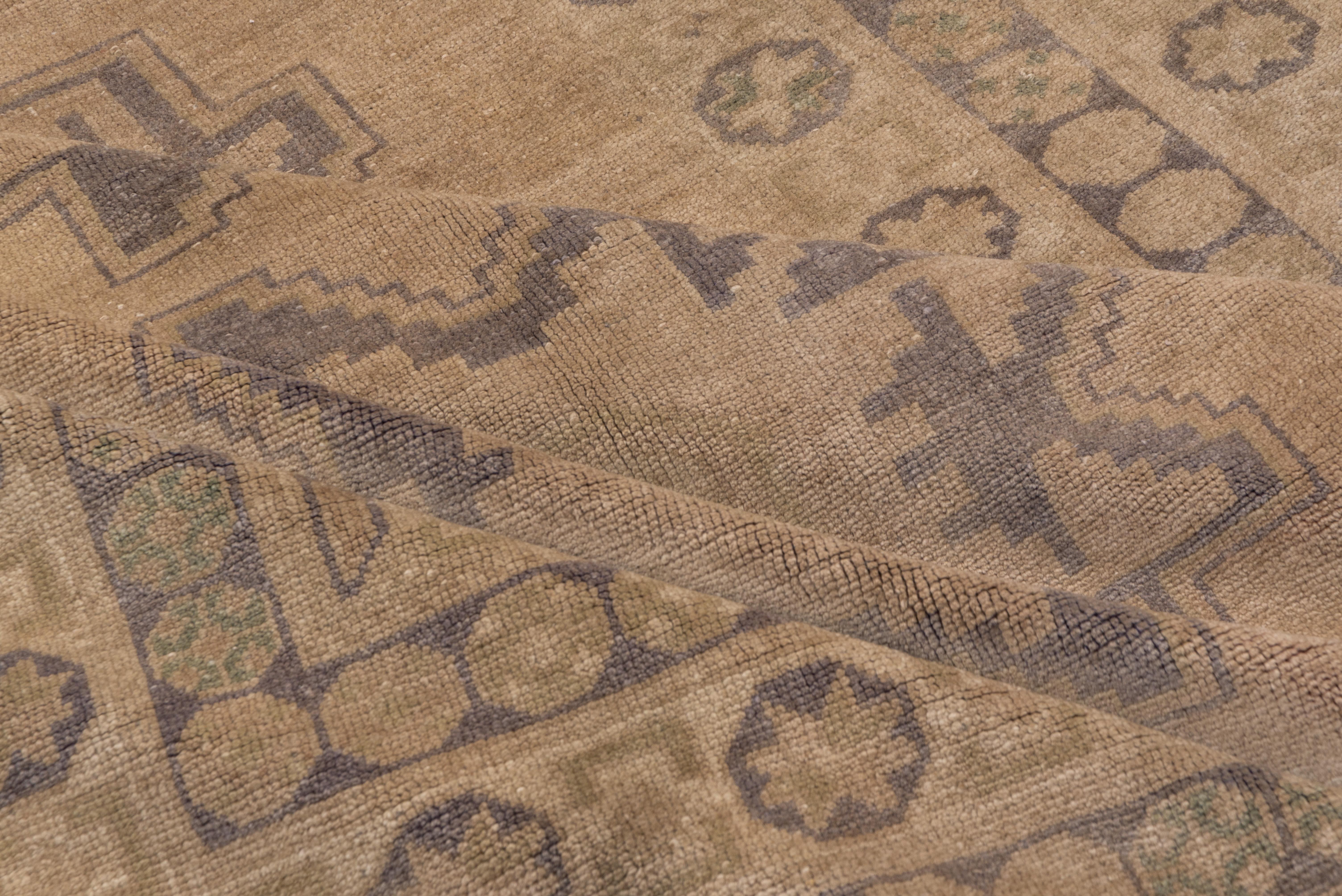 Turco Antico tappeto turco Oushak lungo, campo beige e accenti blu grafite in vendita