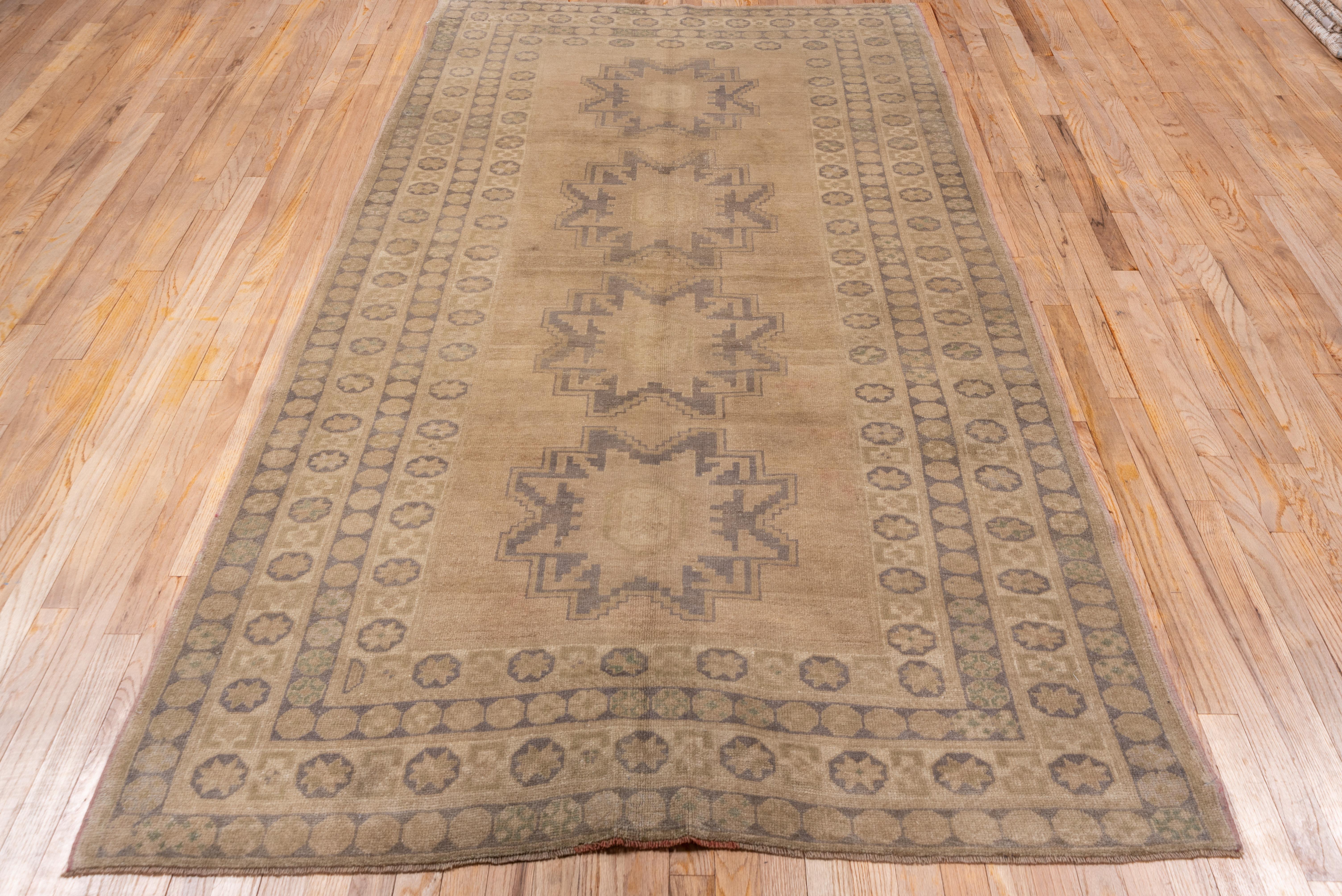 Annodato a mano Antico tappeto turco Oushak lungo, campo beige e accenti blu grafite in vendita