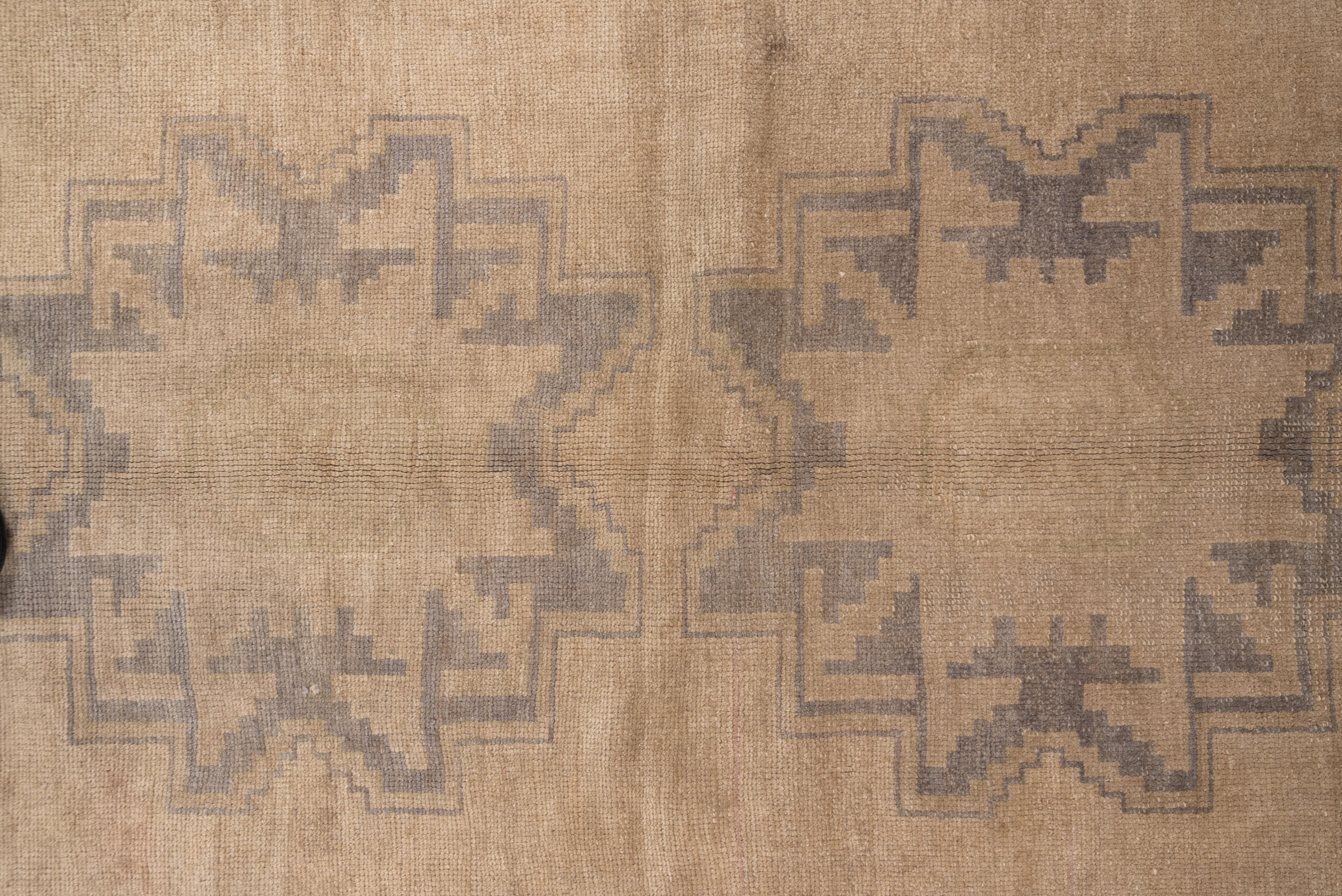 Antiker türkischer langer Oushak-Teppich, Beigefarbenes Feld und Graphitblaue Akzente im Zustand „Gut“ im Angebot in New York, NY